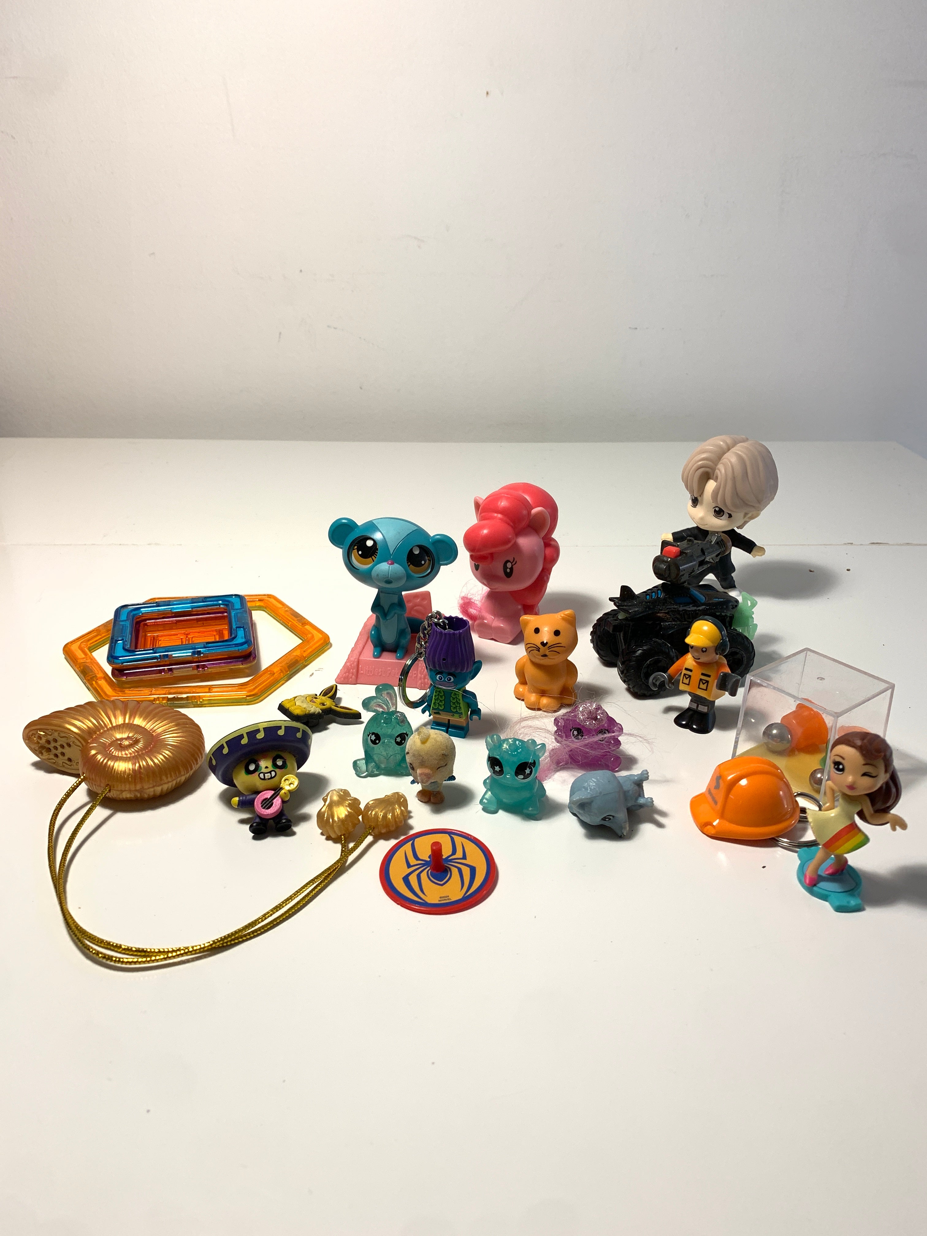 Blandet småfigurer og leker lot