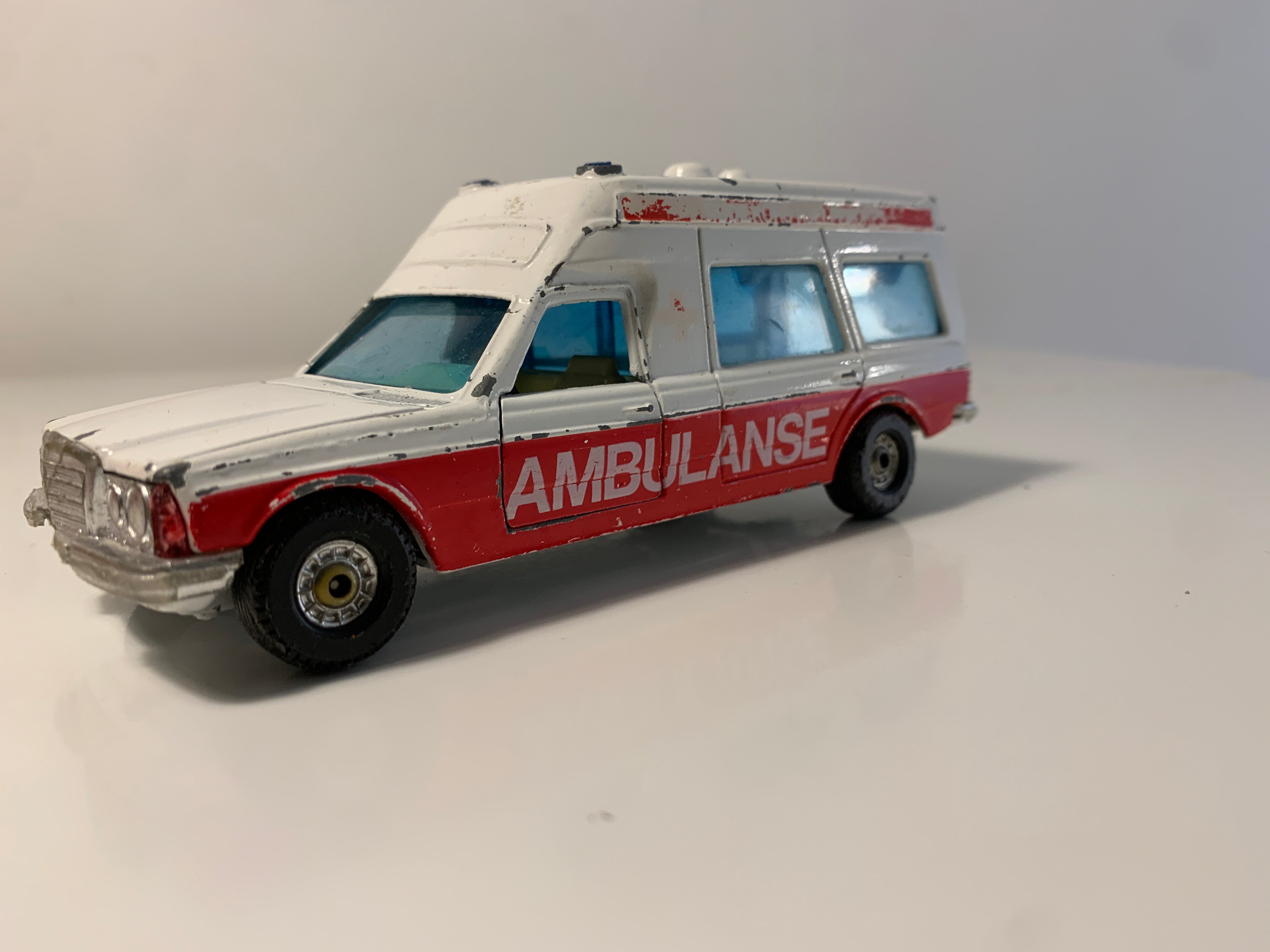 Mercedes-Benz ambulanse modellbil