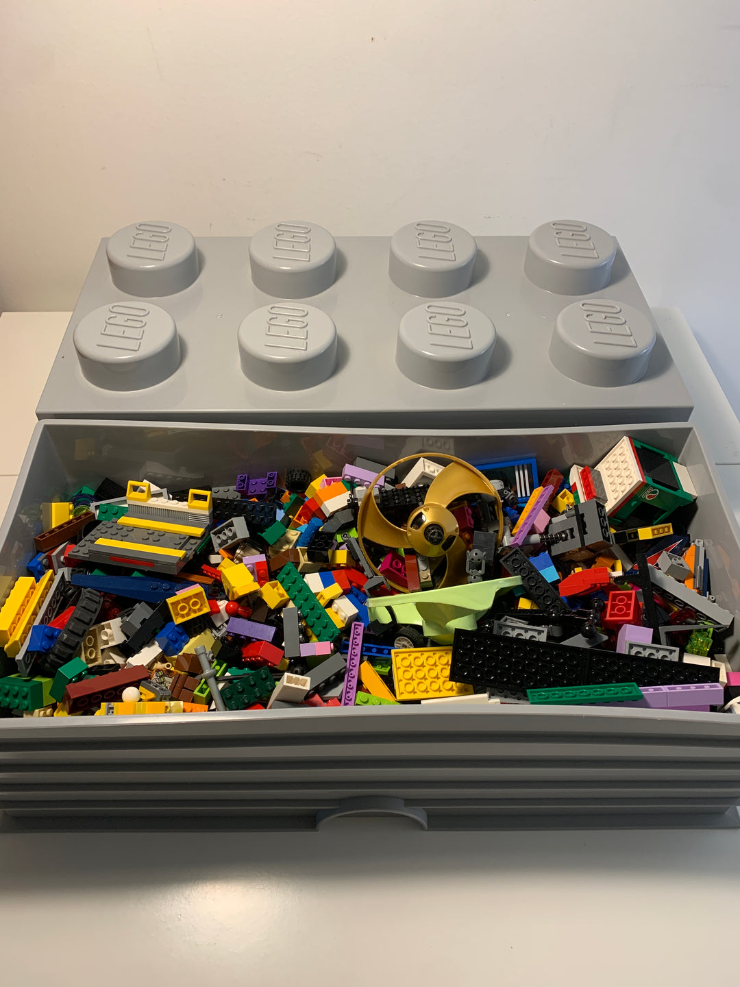 Full LEGO-kasse med LEGO