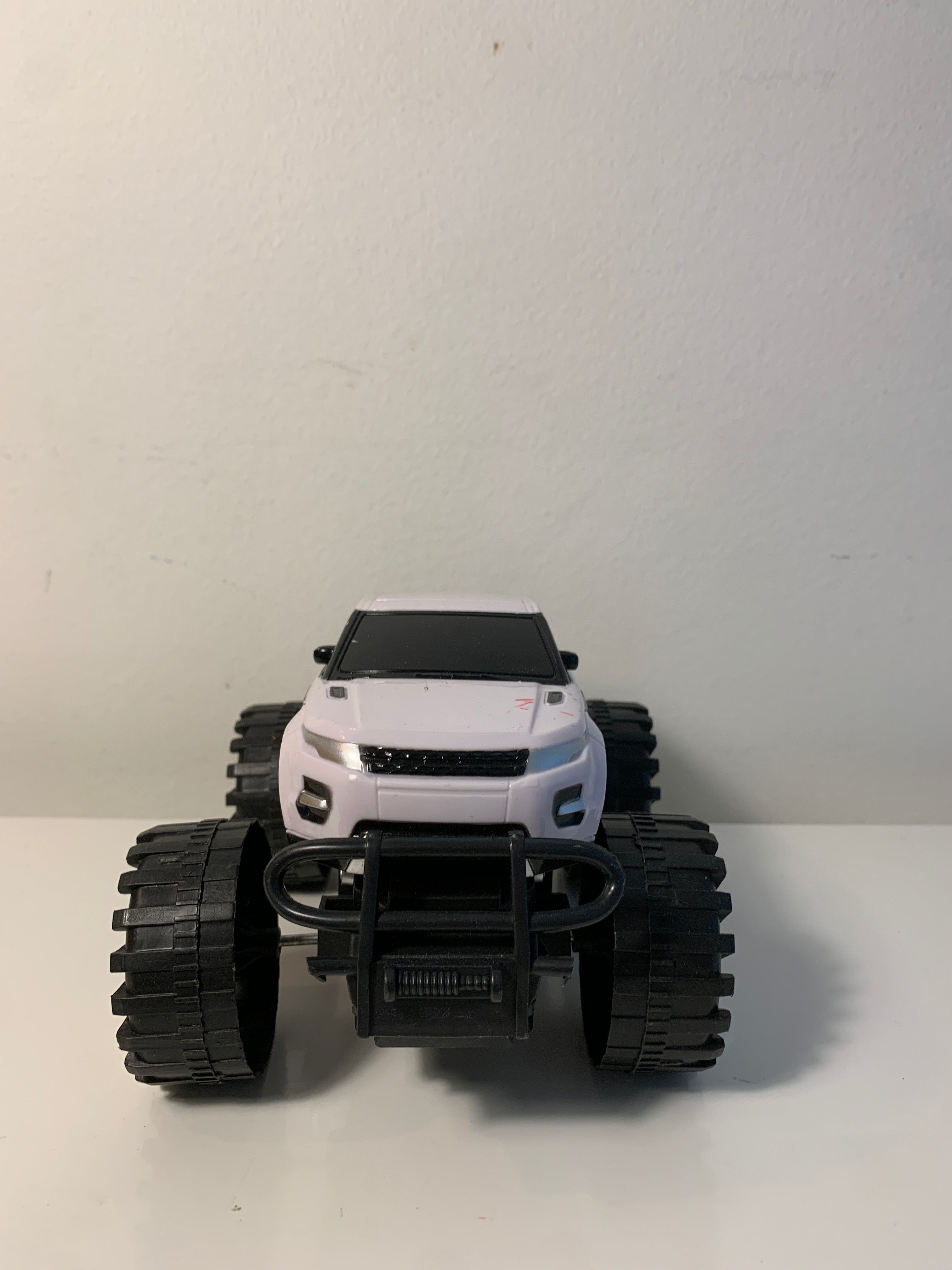 Hvit monster truck / terrengbil