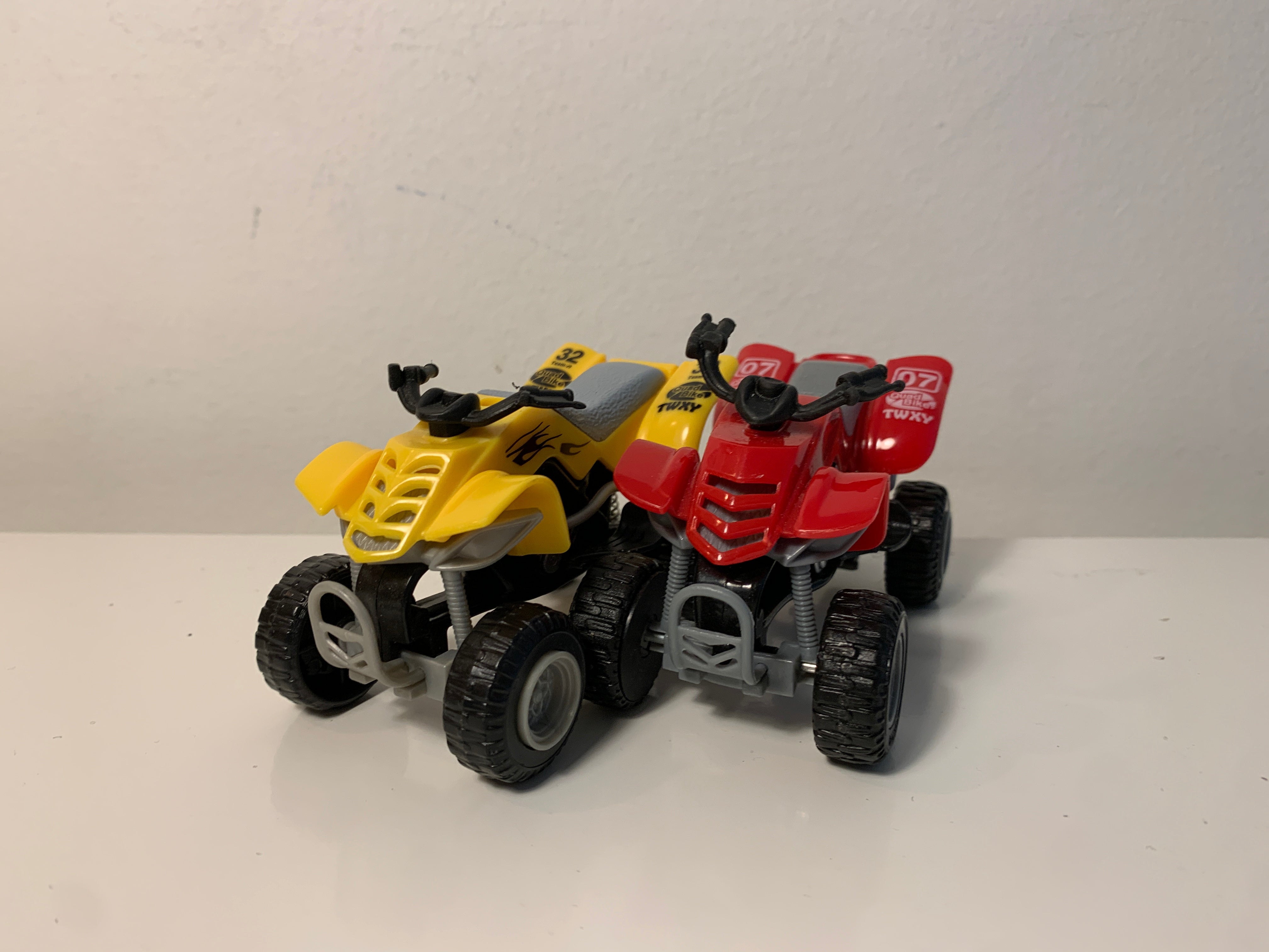 Sett med 2 leke-firlinger / ATV-er