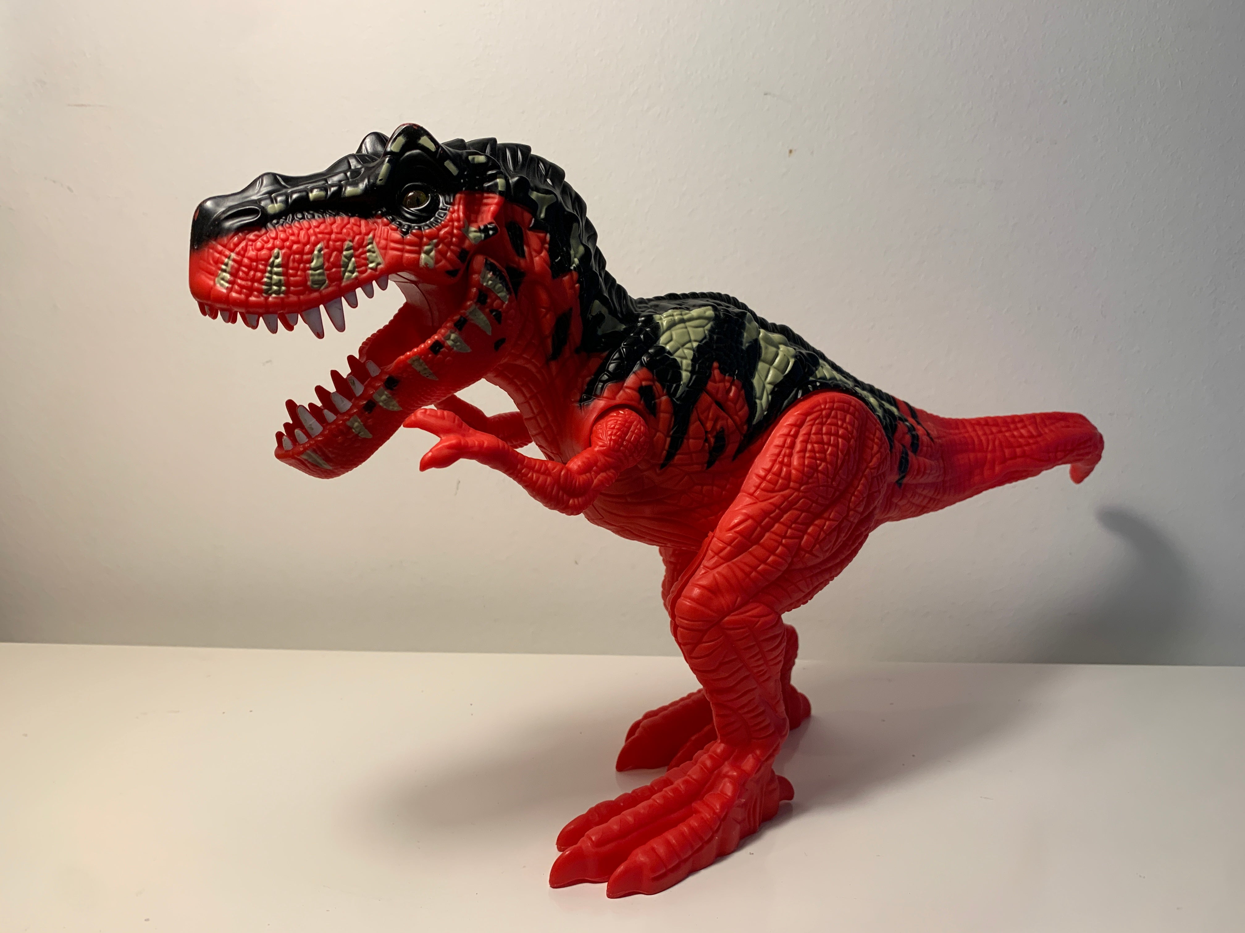 Stor rød og svart T-Rex dinosaurfigur med lyd