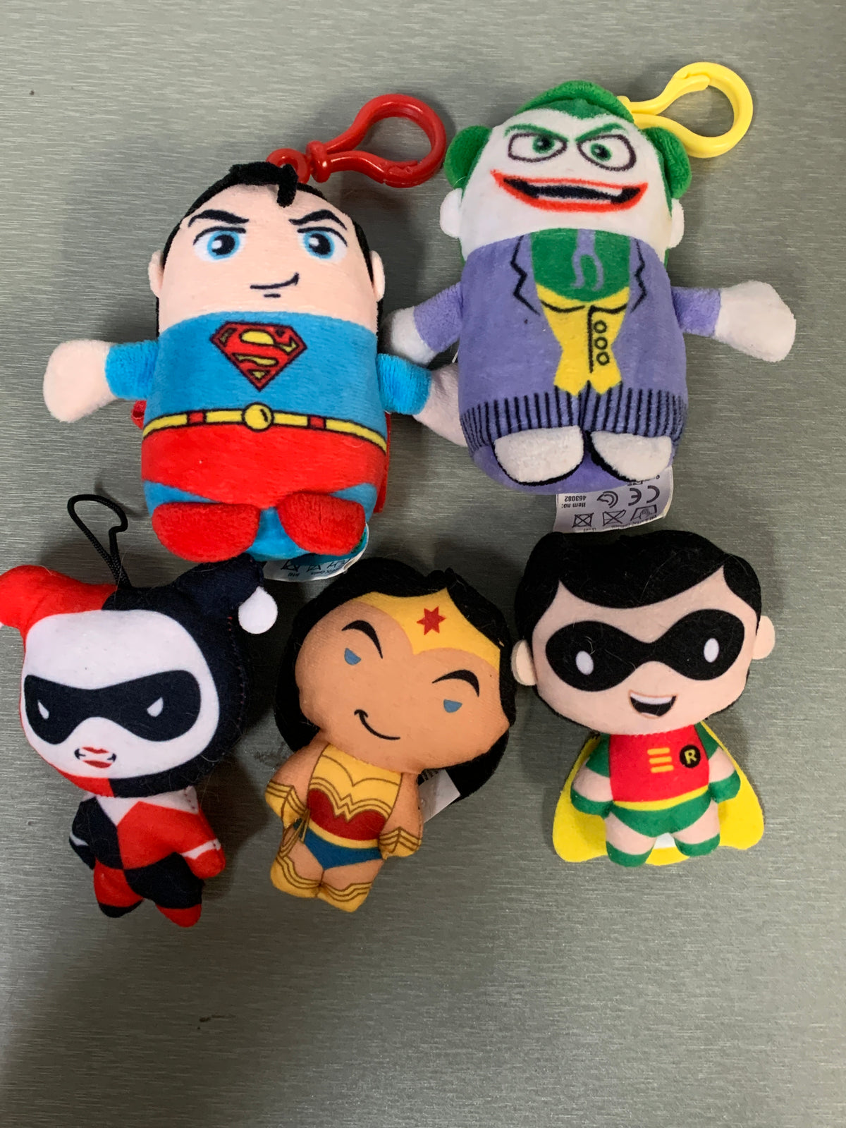 DC Comics plysjfigurer – Superman, Joker, Harley Quinn, Wonder Woman og Robin