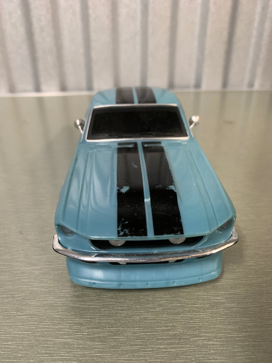 Ford Mustang klassisk modellbil – blå med svarte racingstriper