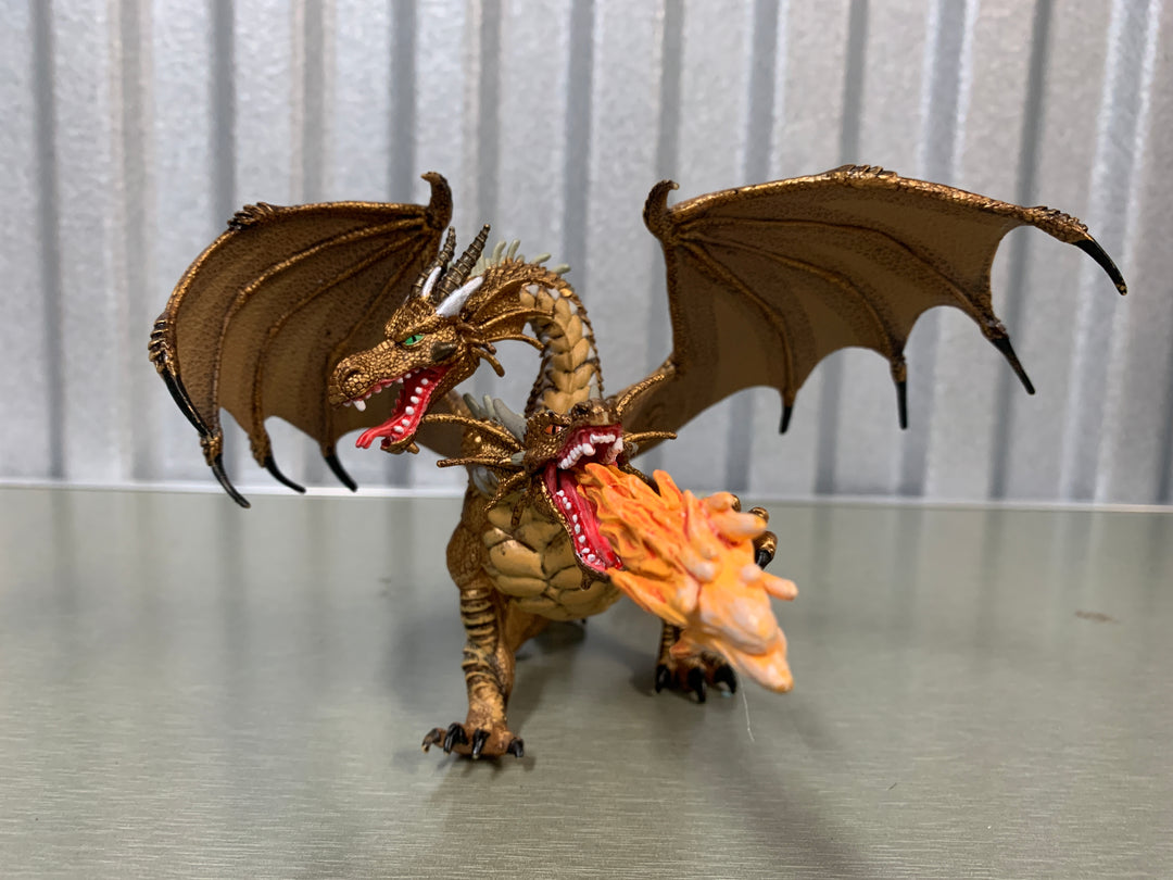 Trehodet ildsprutende drage – fantasyfigur