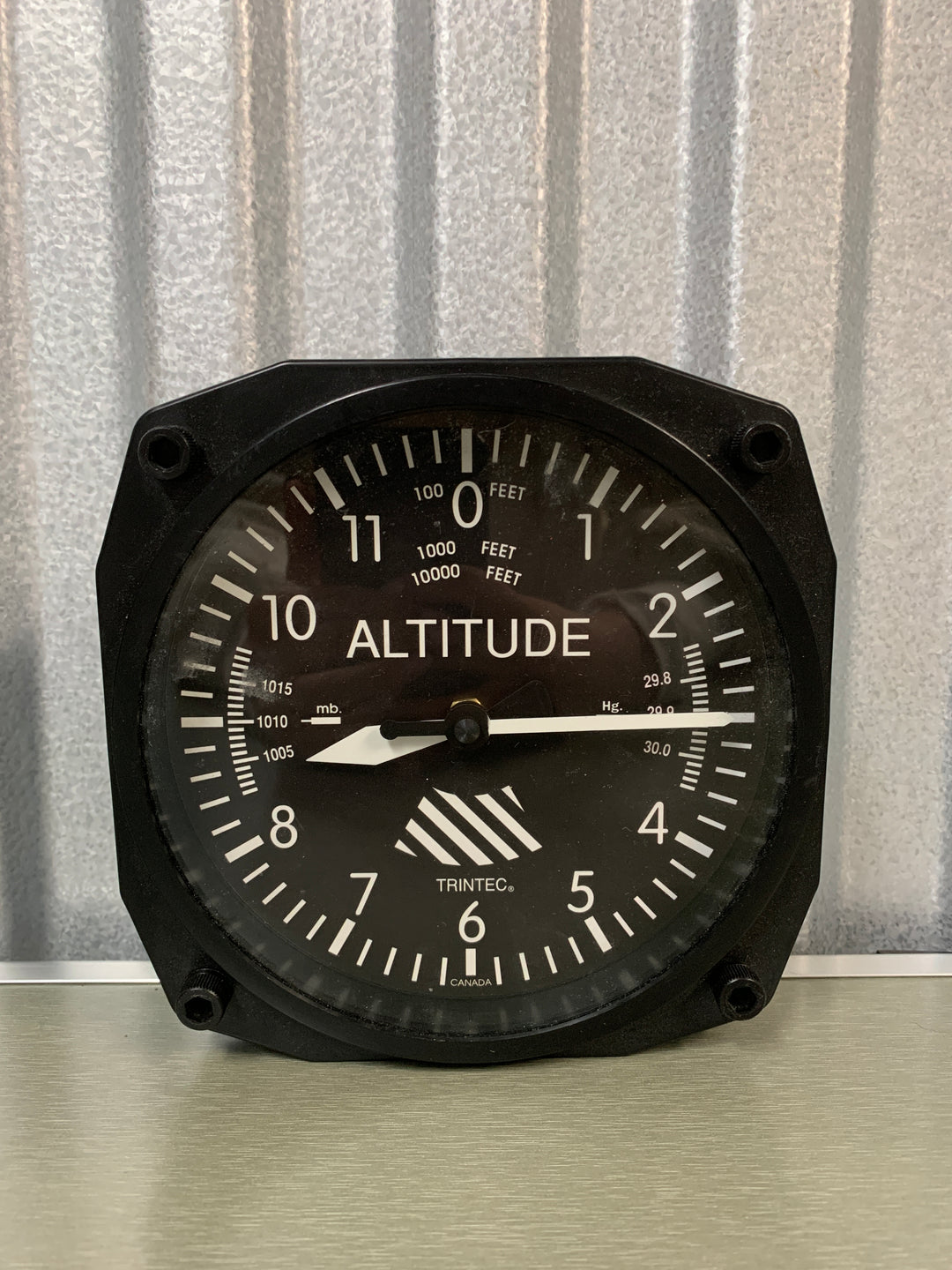 Trintec Altitude – veggklokke i flyinstrument-design