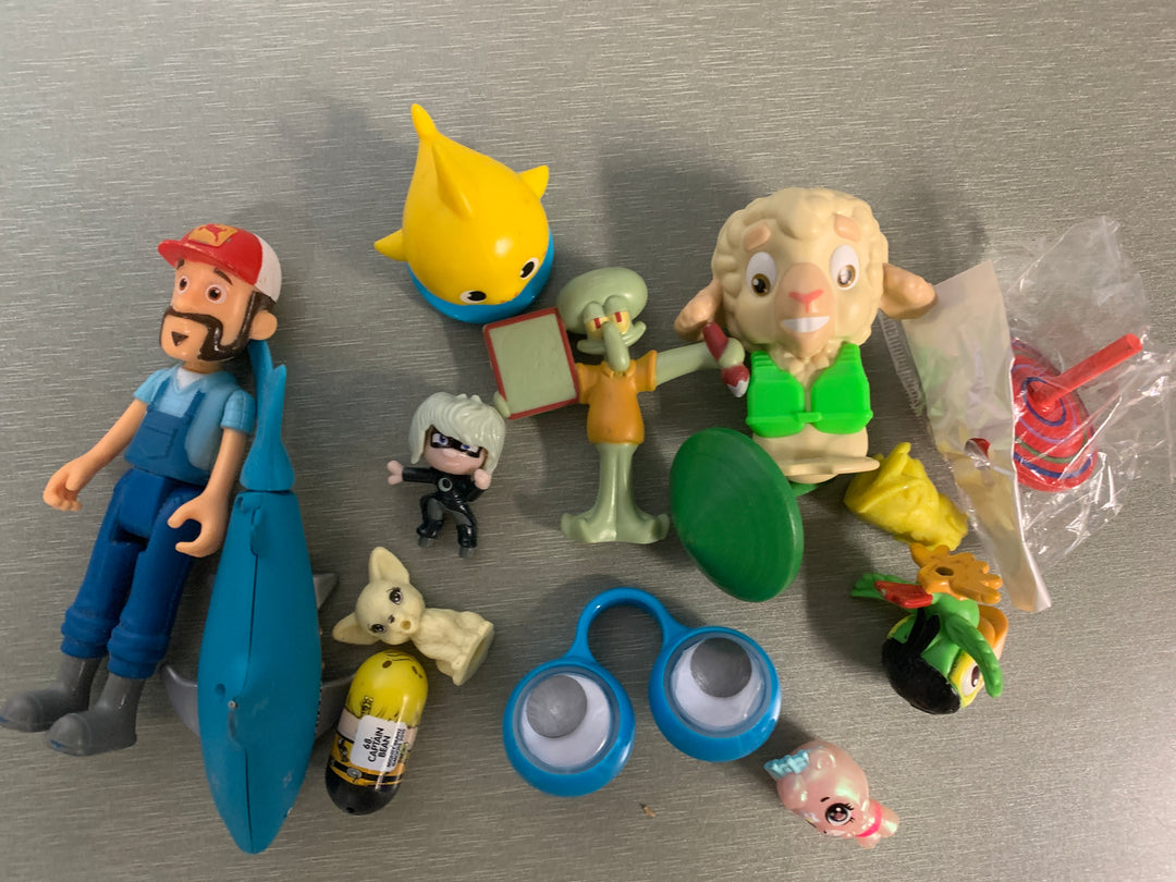 Blandet samling småfigurer og leker – SvampeBob, De Utrolige m.m.