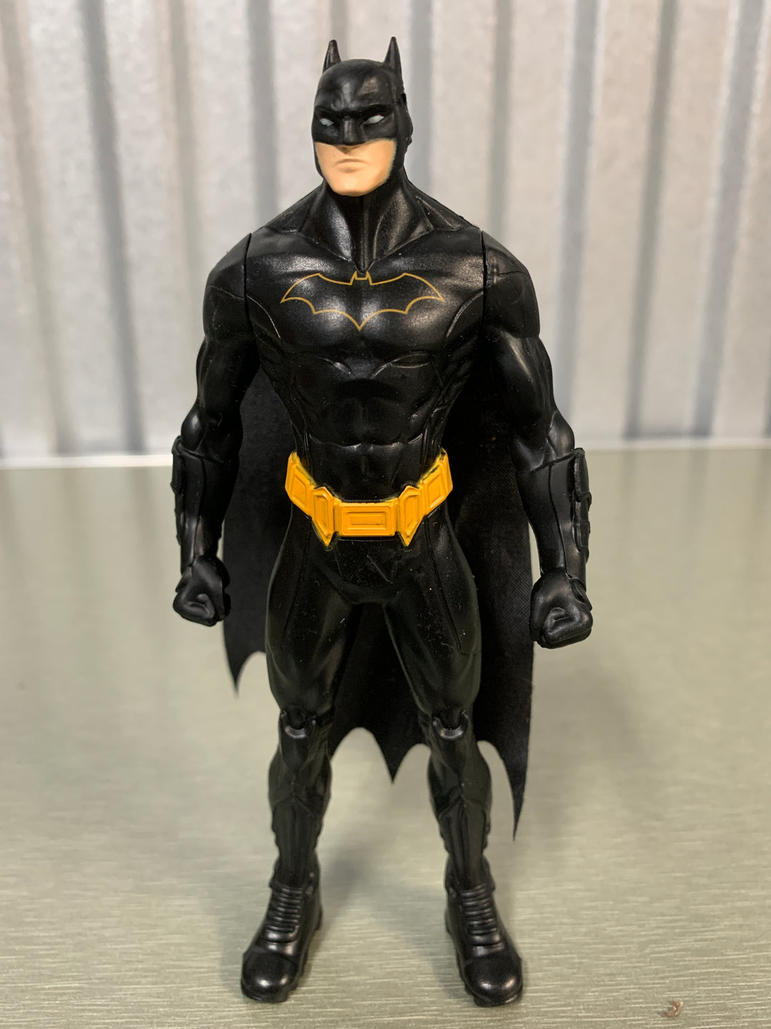 Batman actionfigur – sort drakt med gul utility belt