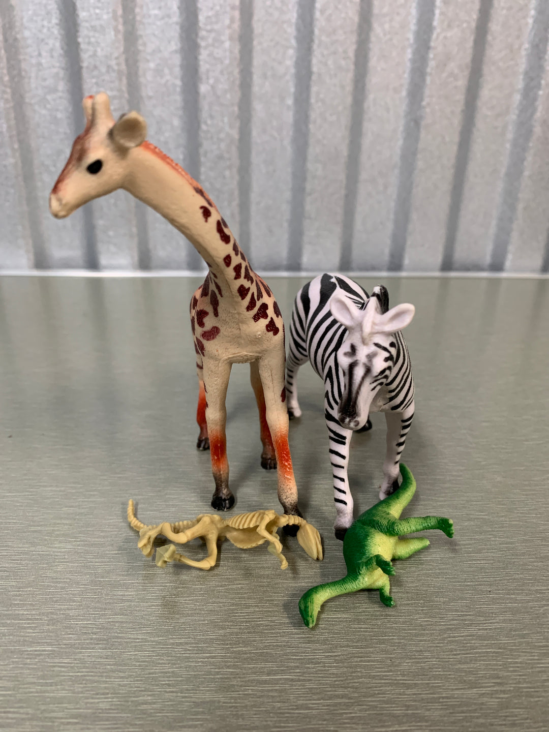 Dyrefigurer – sjiraff, sebra, dinosaur og skjelettfigur