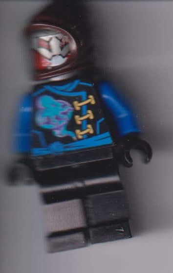 LEGO minifigur med hjelm og blå jakke