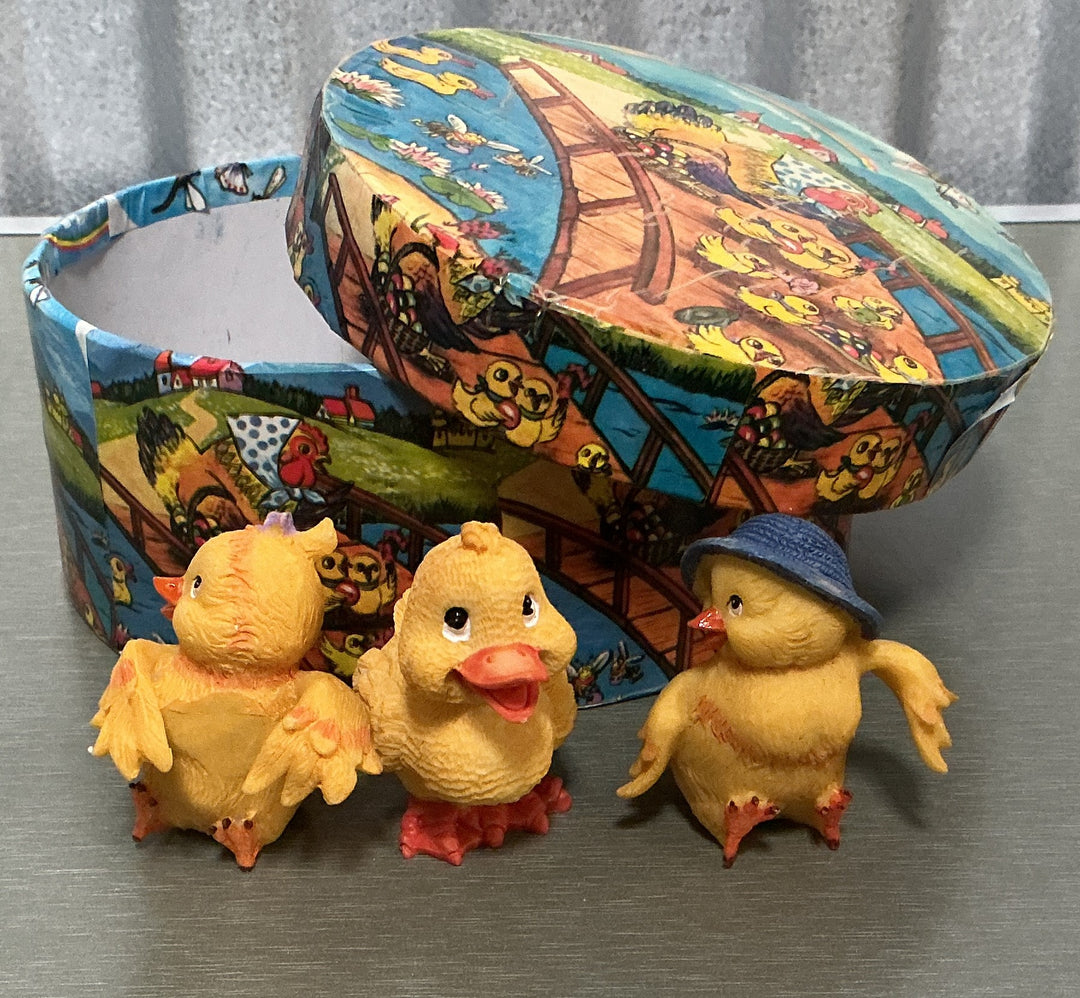 Dekorativ eske og 3 kyllingfigurer