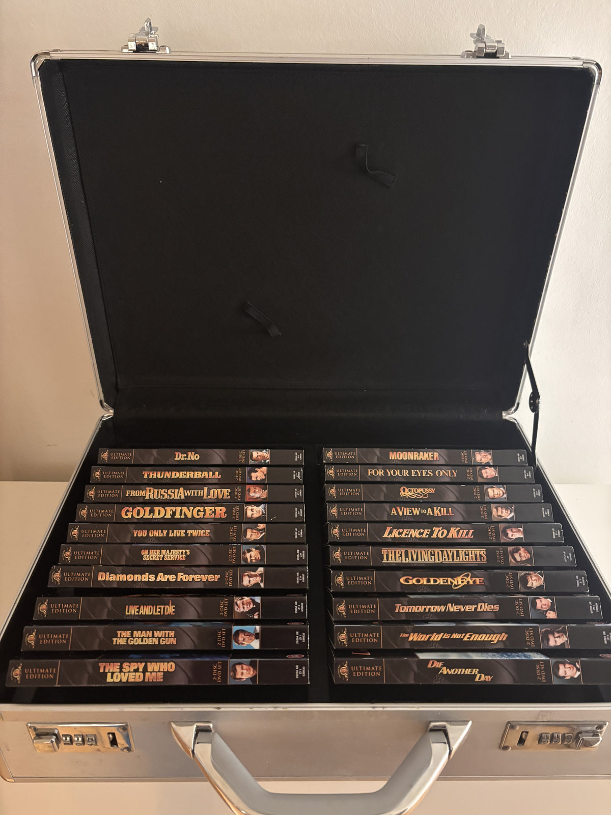 James Bond 007 VHS-samling i koffert
