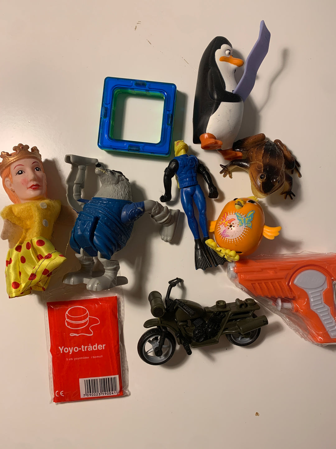 Blandet samling leker og figurer