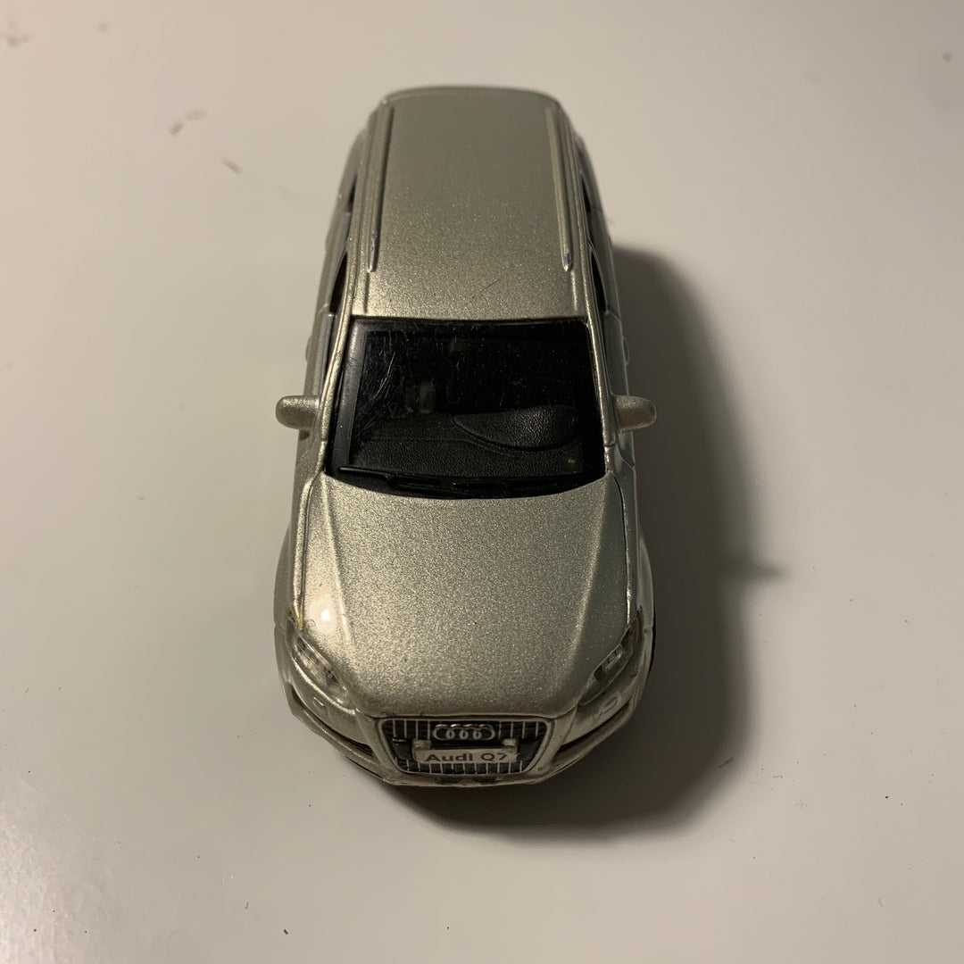 Audi Q7 – sølv modellbil
