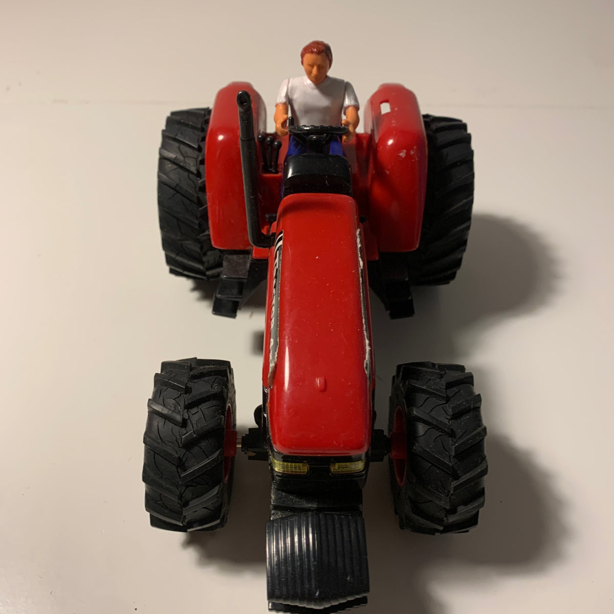 Rød leketraktor med fører