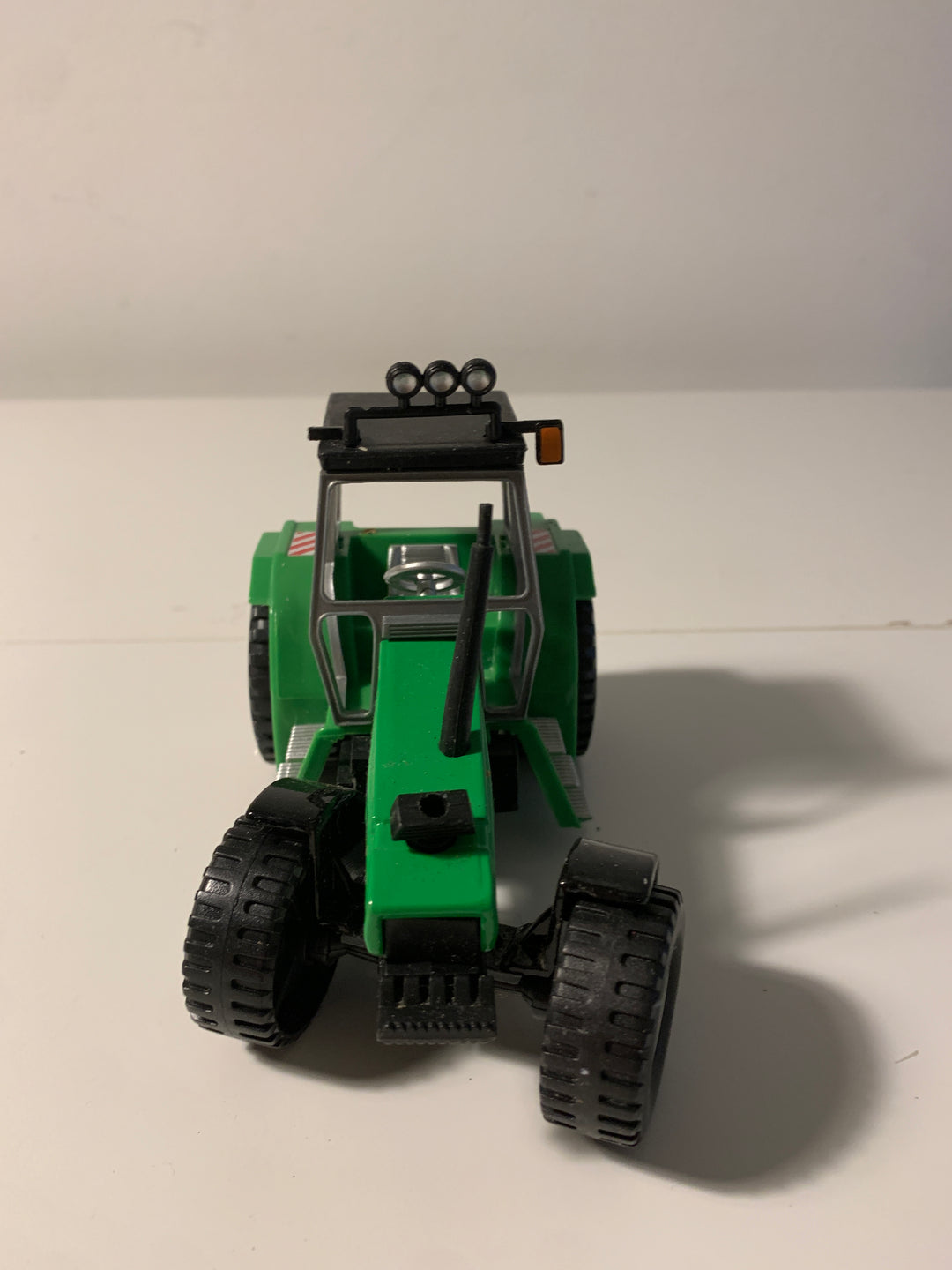Grønn leketraktor