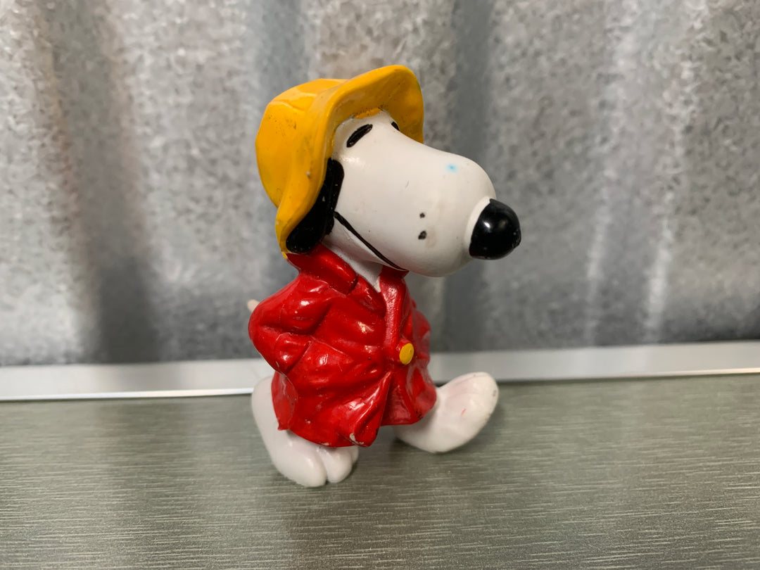 Snoopy figur med gul hatt og rød regnfrakk – 1980-tallet
