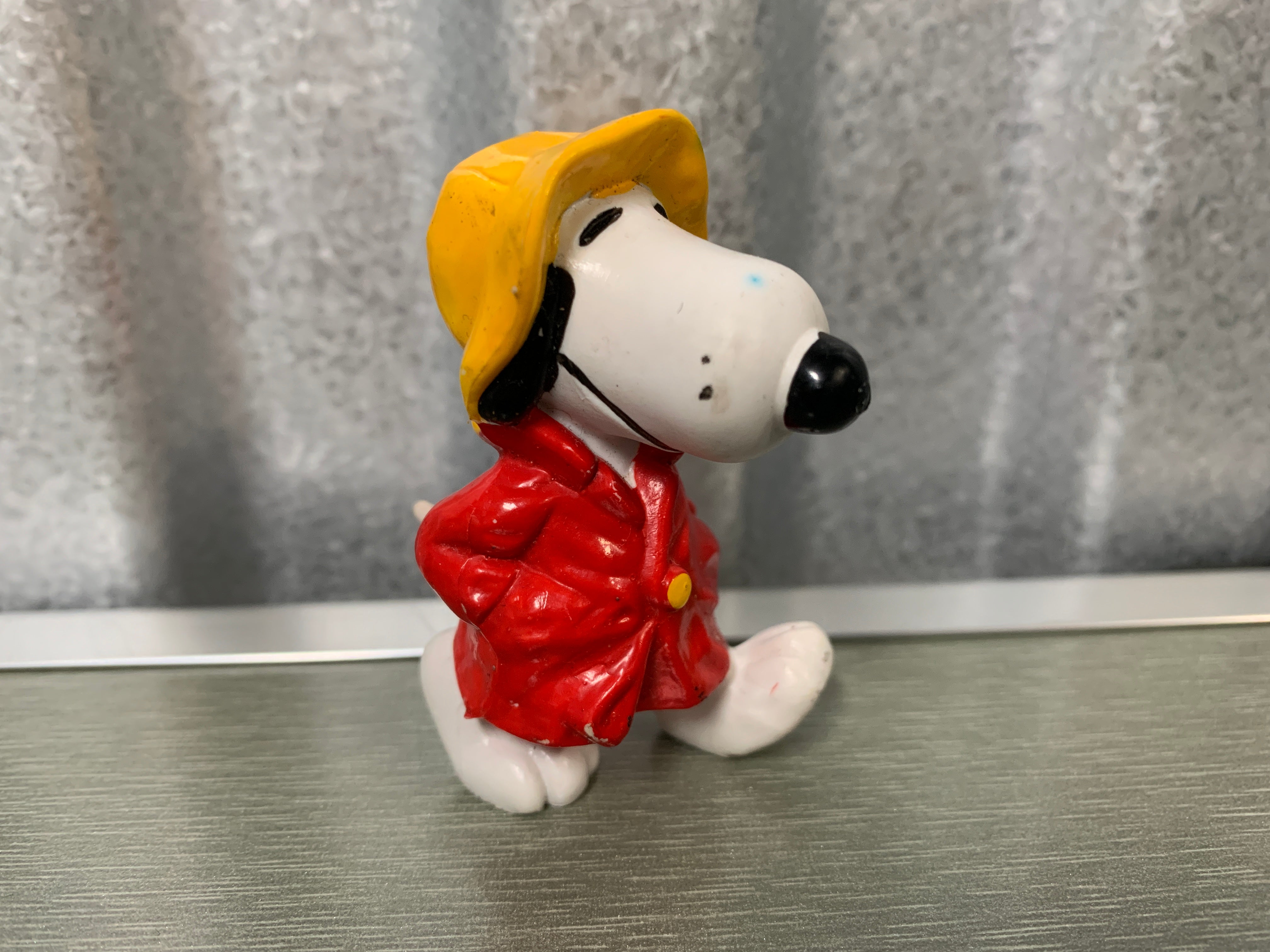 Snoopy figur med gul hatt og rød regnfrakk – 1980-tallet