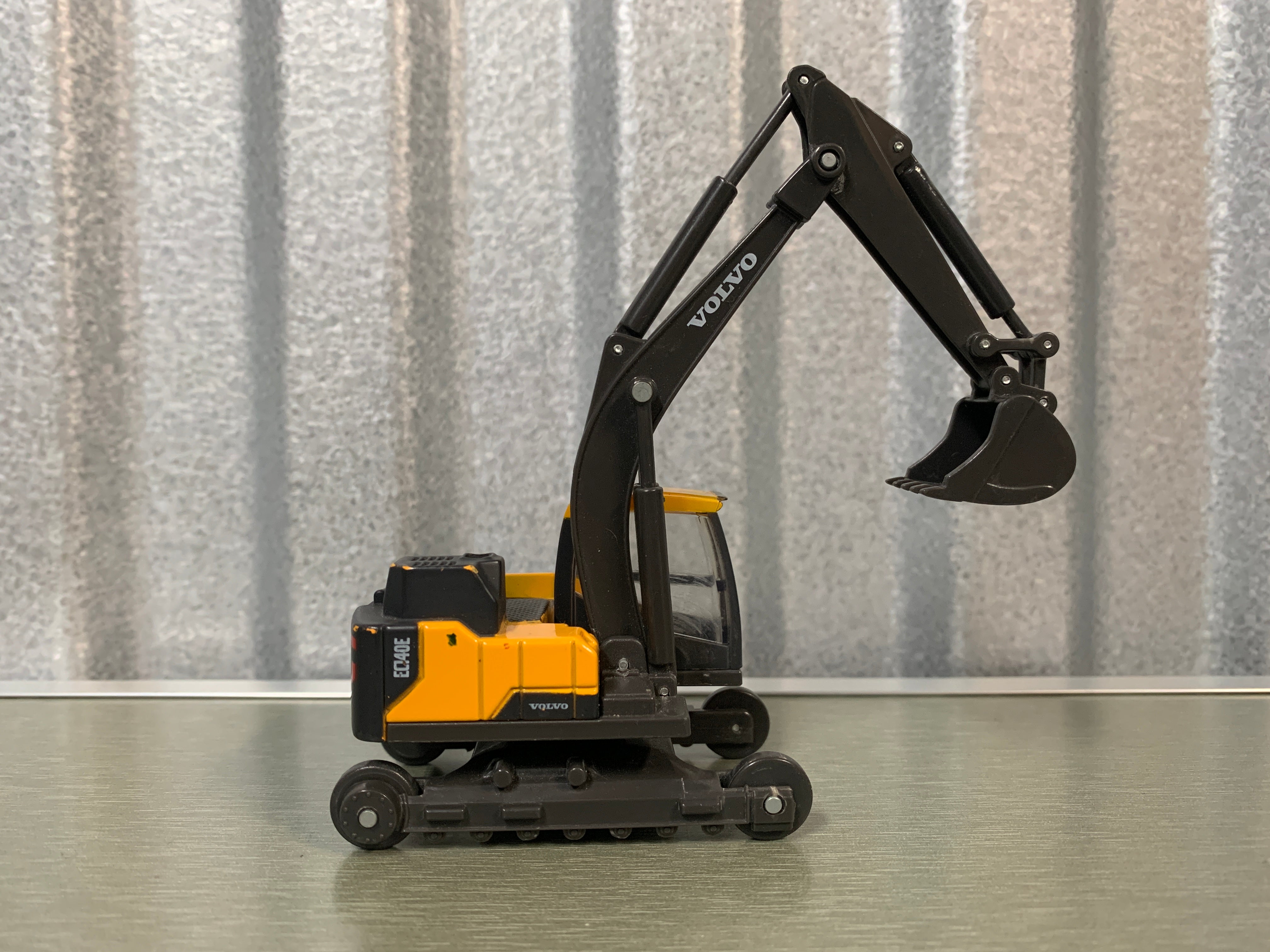 Motorart Volvo EC300E gravemaskin modell 1:50
