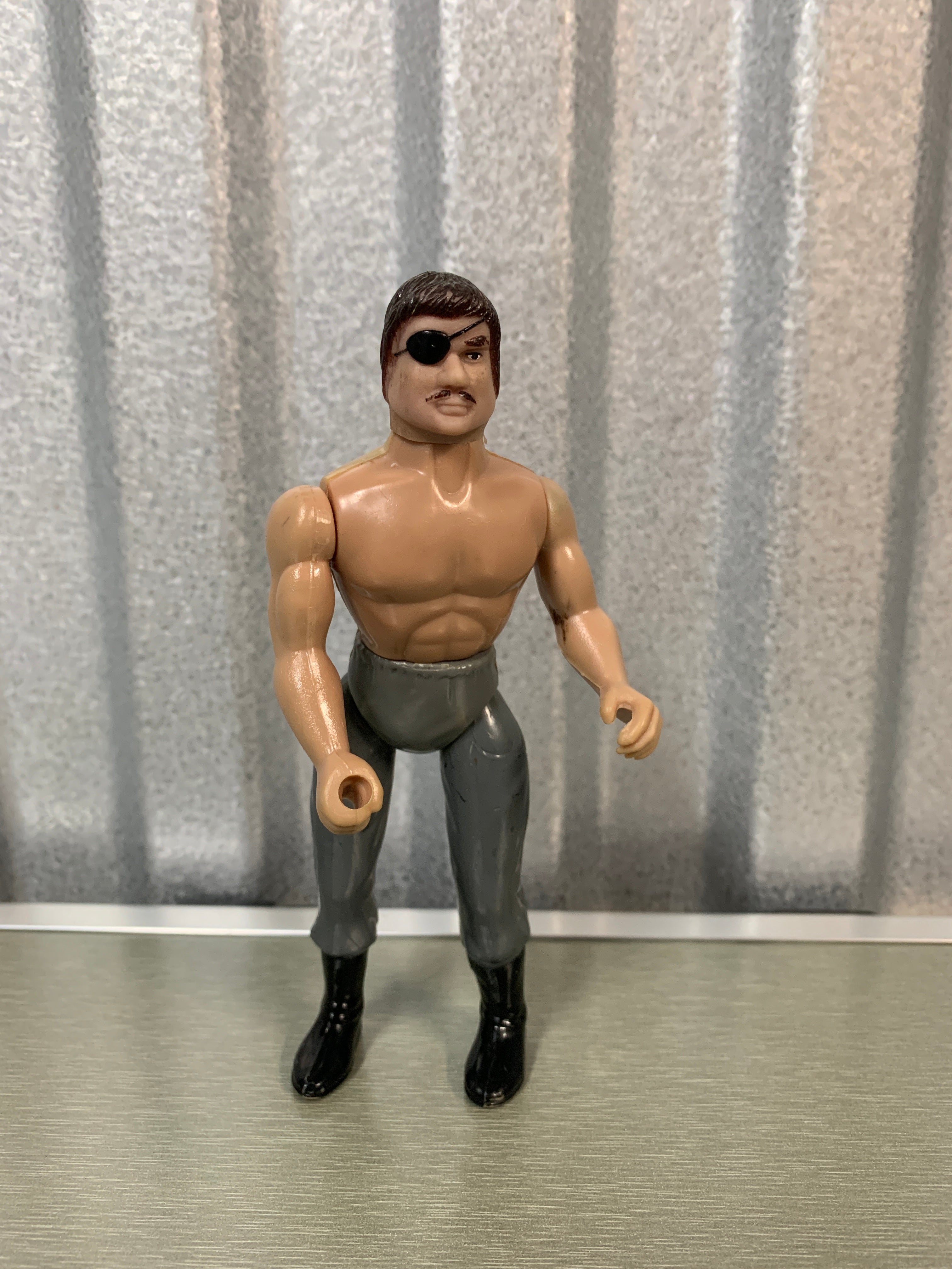 Vintage actionfigur med øyelapp