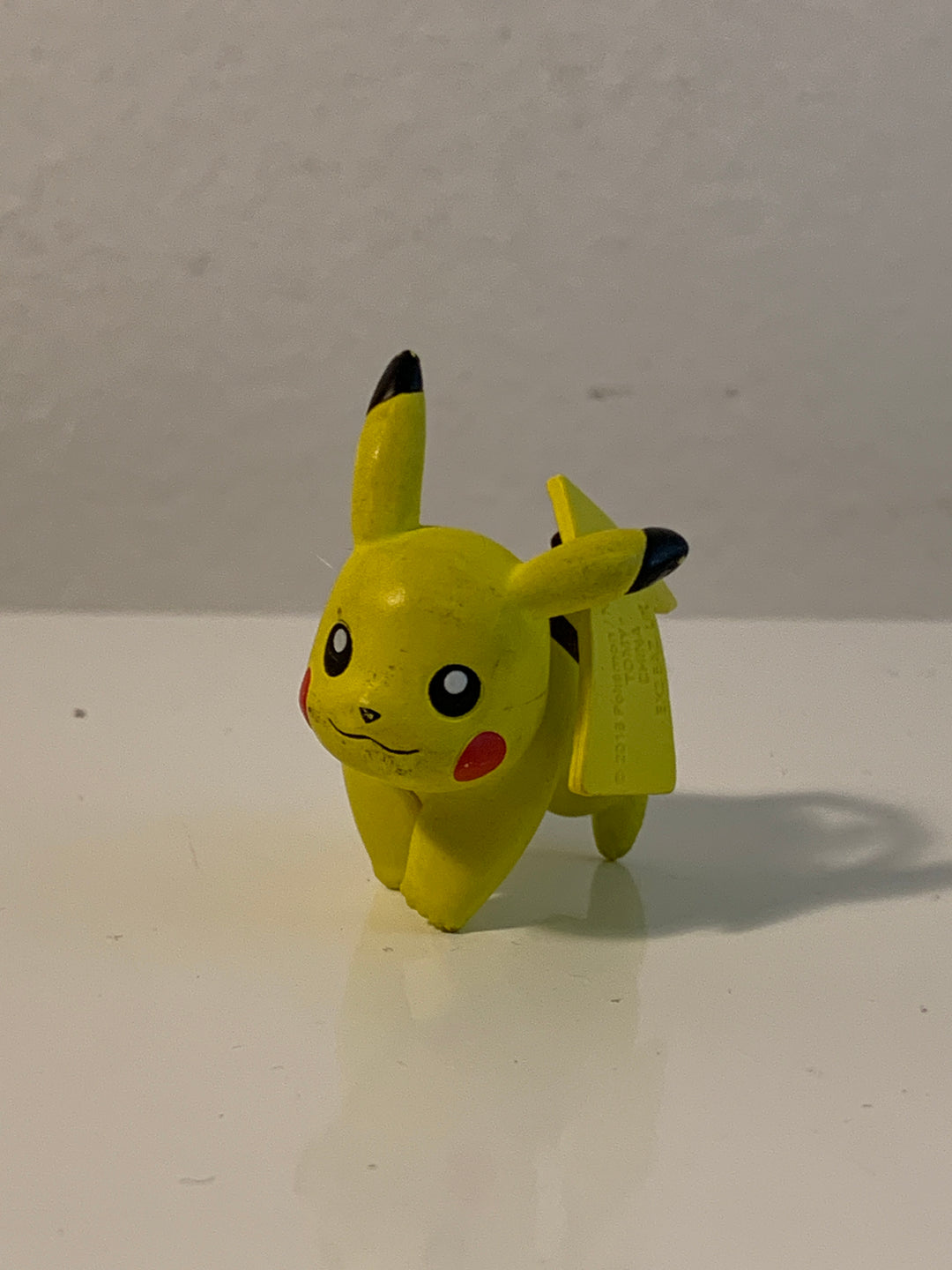 Pokémon - Pikachu figur (Stående med stempel/bakside)