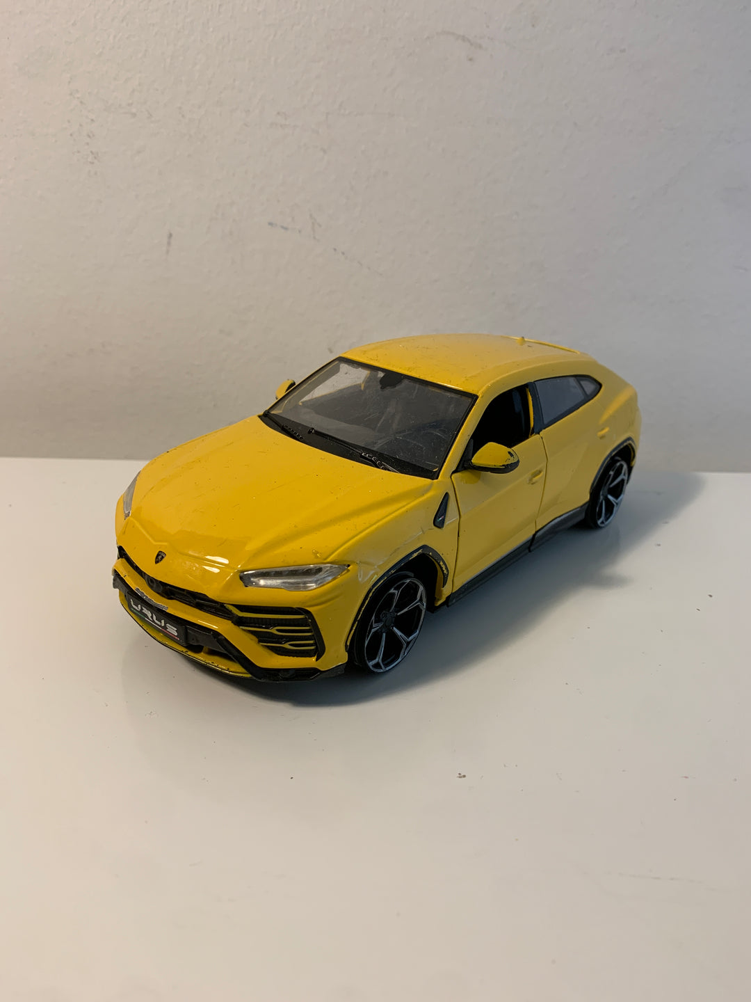 Lamborghini Urus (Modellbil, gul)
