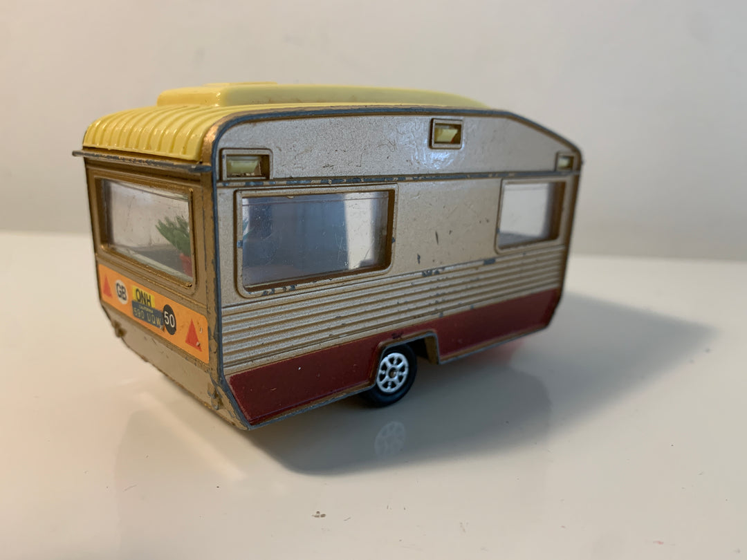 Campingvogn (Gull/Rød med GB-skilt)