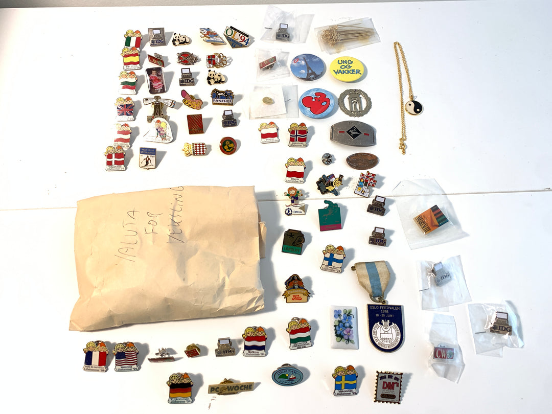 Samling av nåler, pins og medaljer