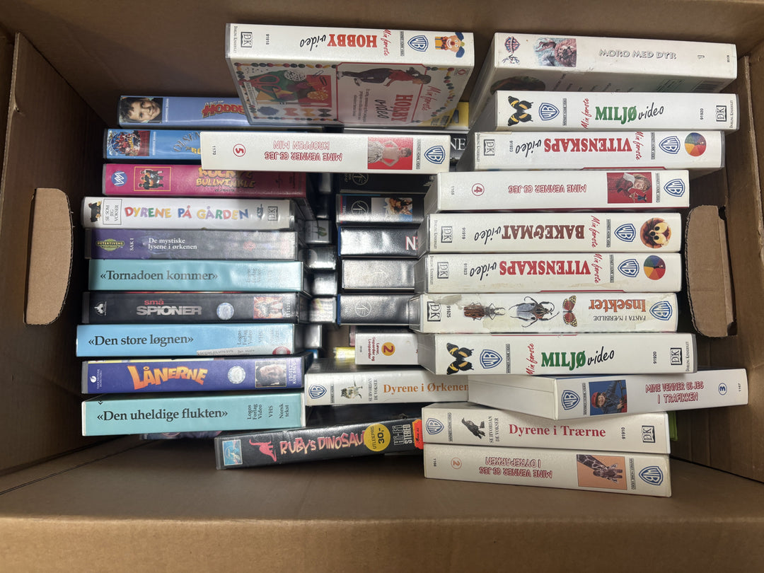 Stor flytteeske med diverse norske VHS-barnevideoer