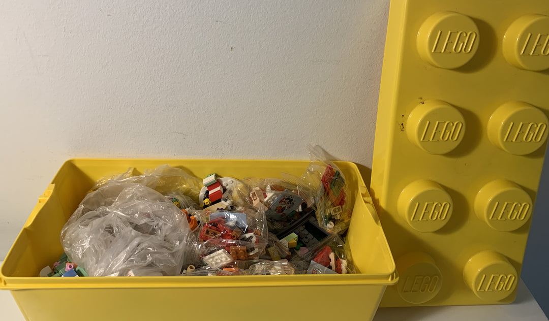 LEGO – stor gul oppbevaringskloss full av LEGO-deler