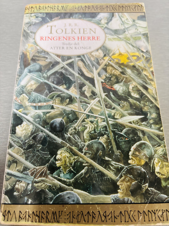 J.R.R. Tolkien. 1999. Ringenes Herre: Atter en konge.