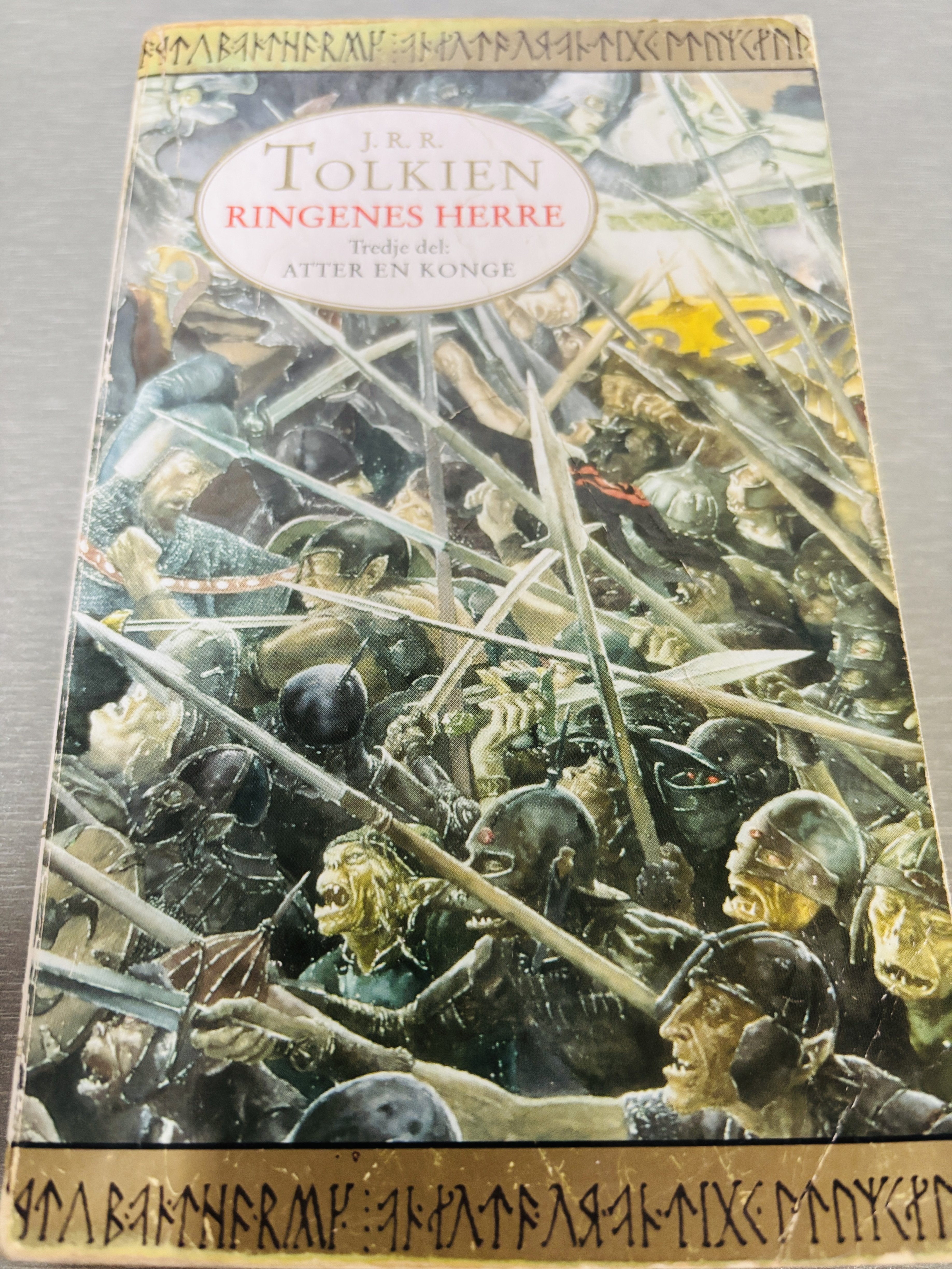 J.R.R. Tolkien. 1999. Ringenes Herre: Atter en konge.