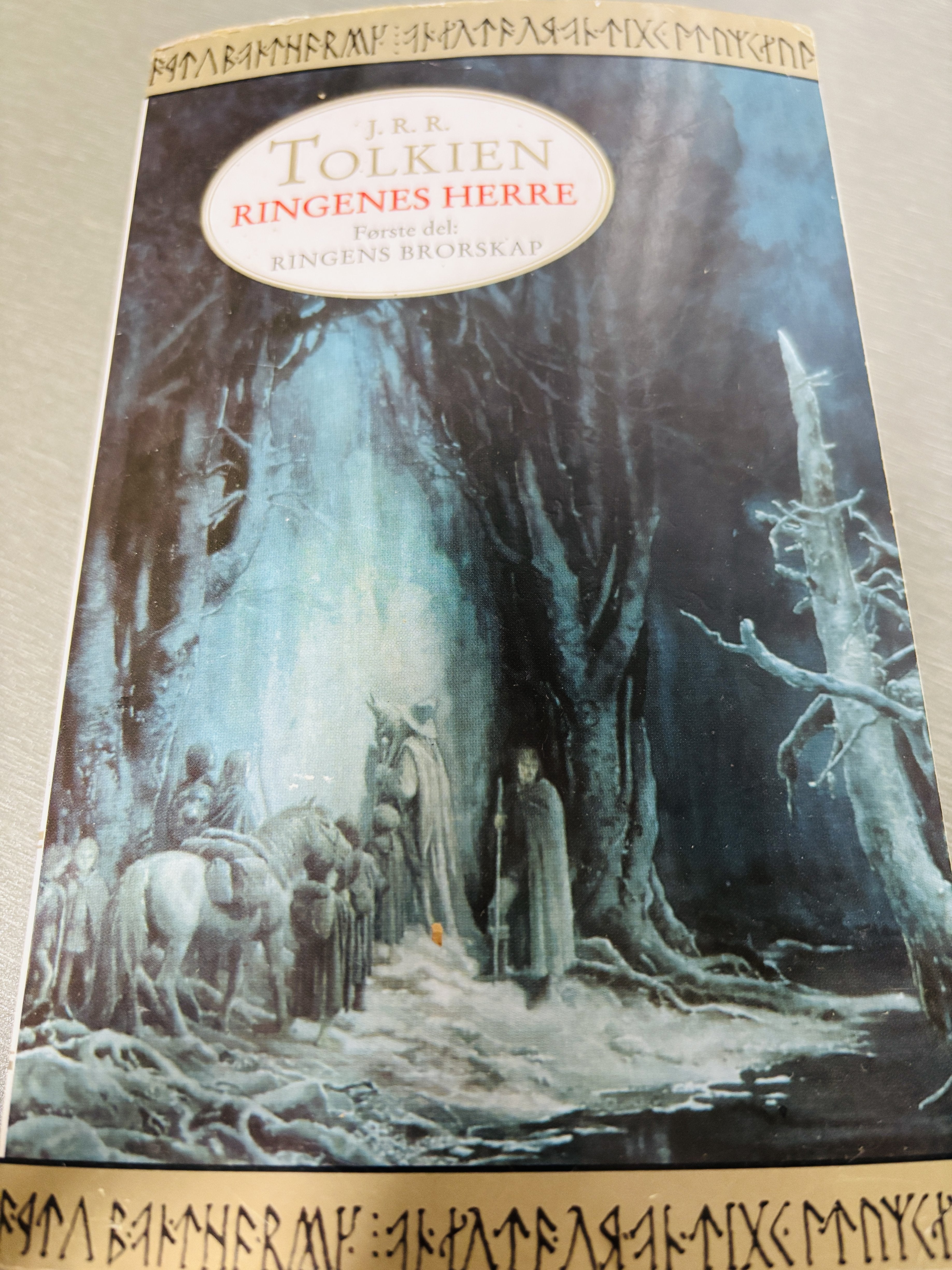 J.R.R. Tolkien. 1999. Ringenes Herre: Ringens brorskap.