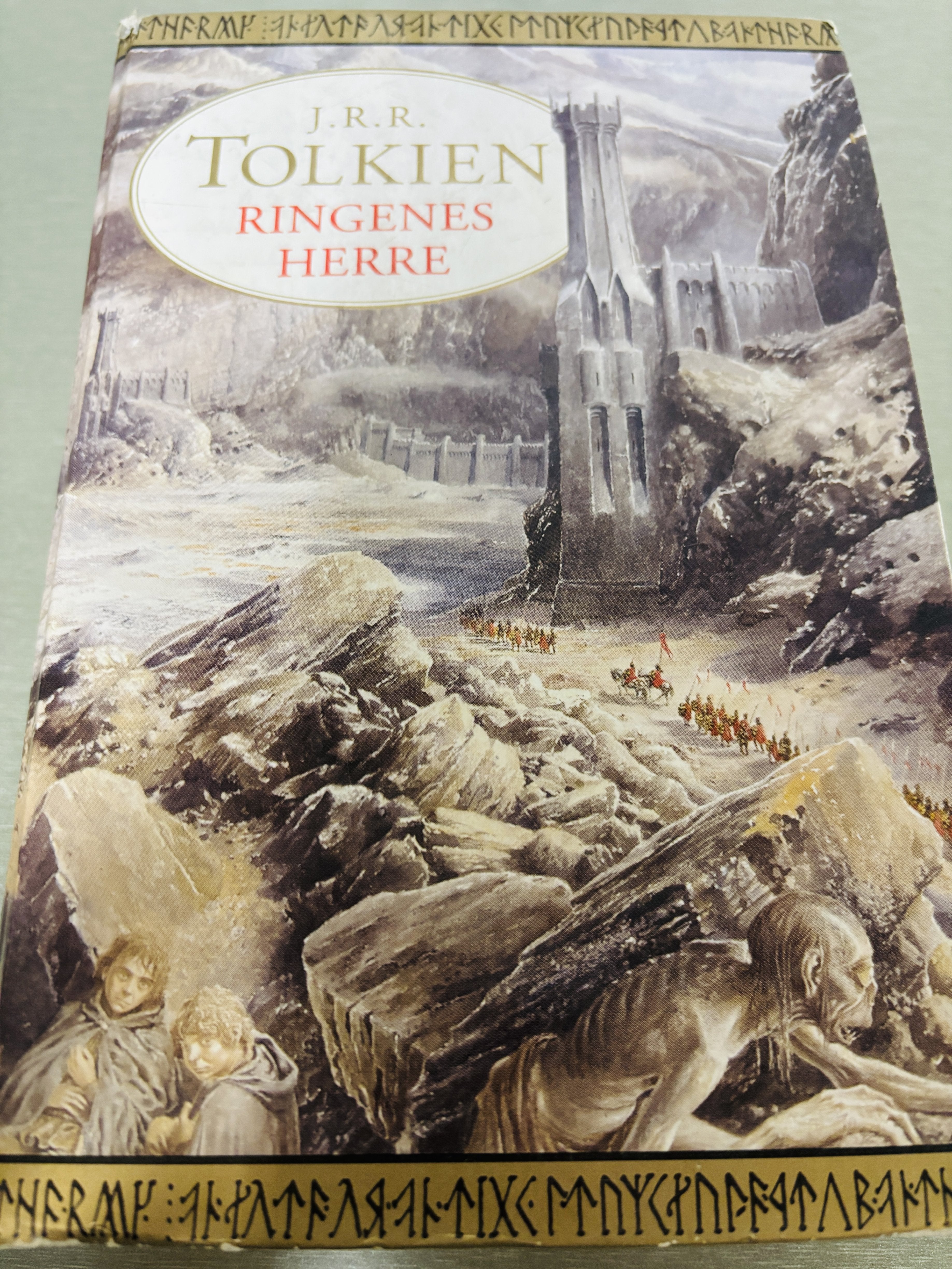 J.R.R. Tolkien. 1999. Ringenes Herre.