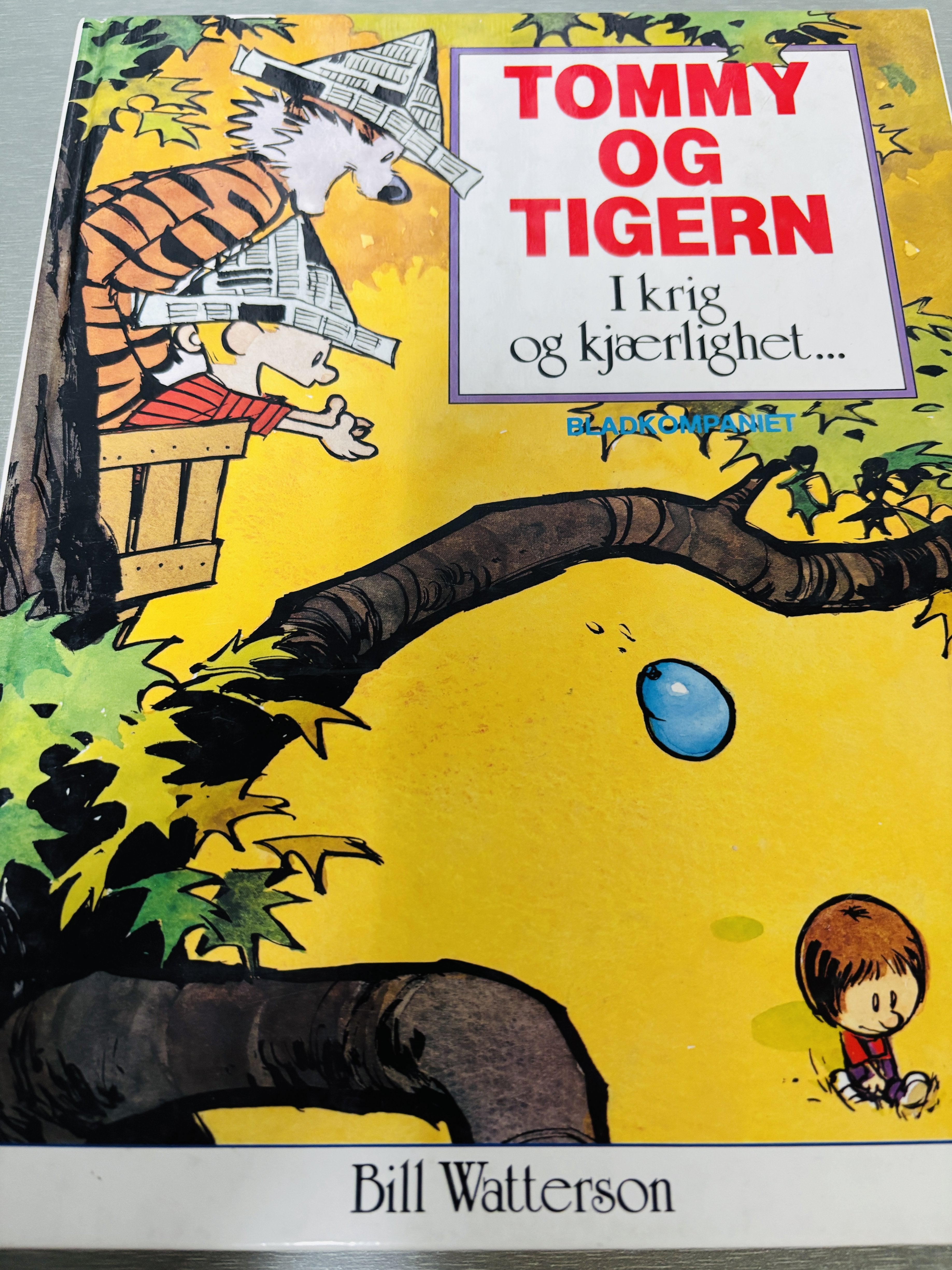 Bill Watterson. 1991. Tommy og Tigern: I krig og kjærlighet...