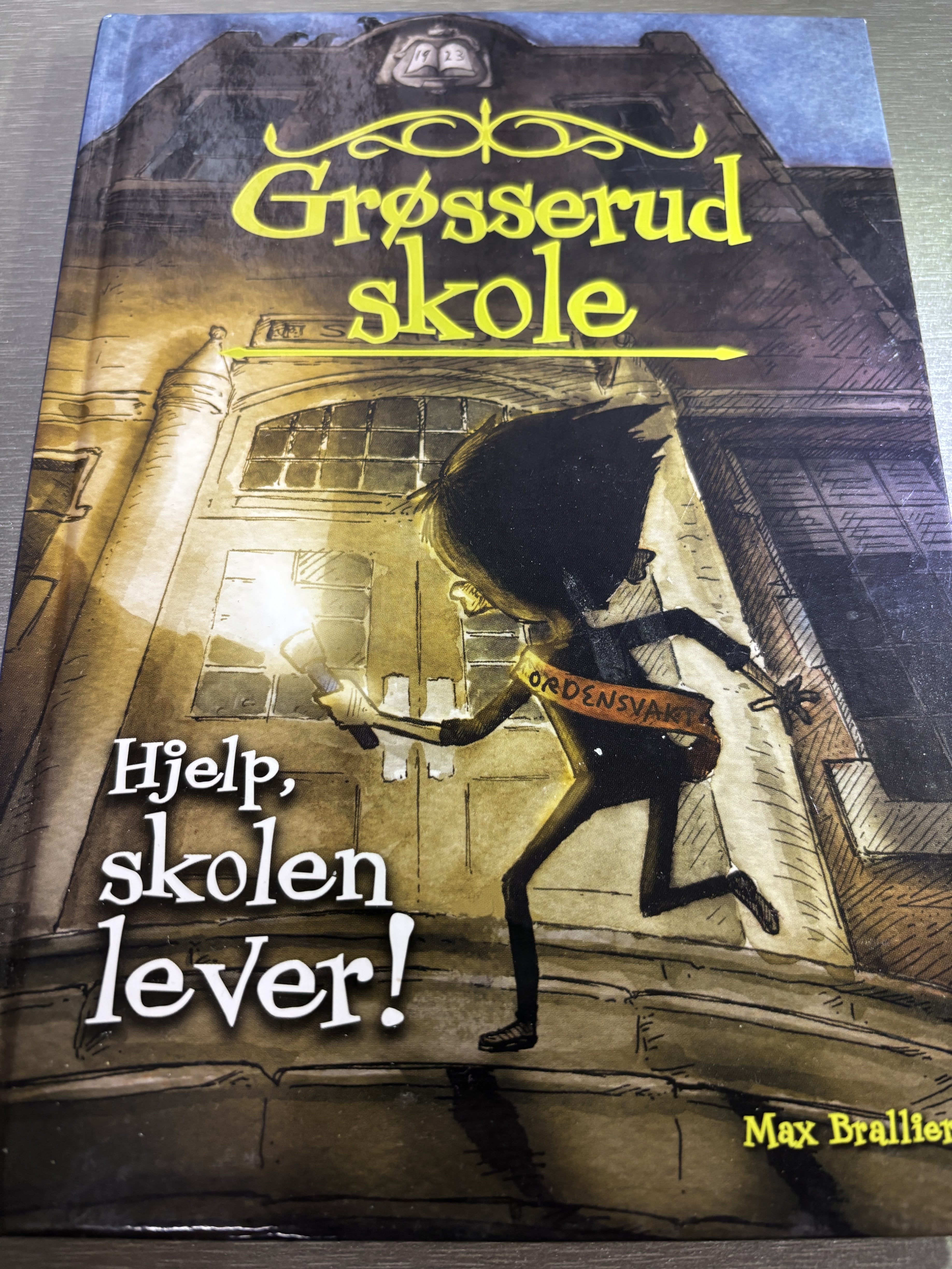 Max Brallier.  Grøsserud skole – Hjelp, skolen lever!