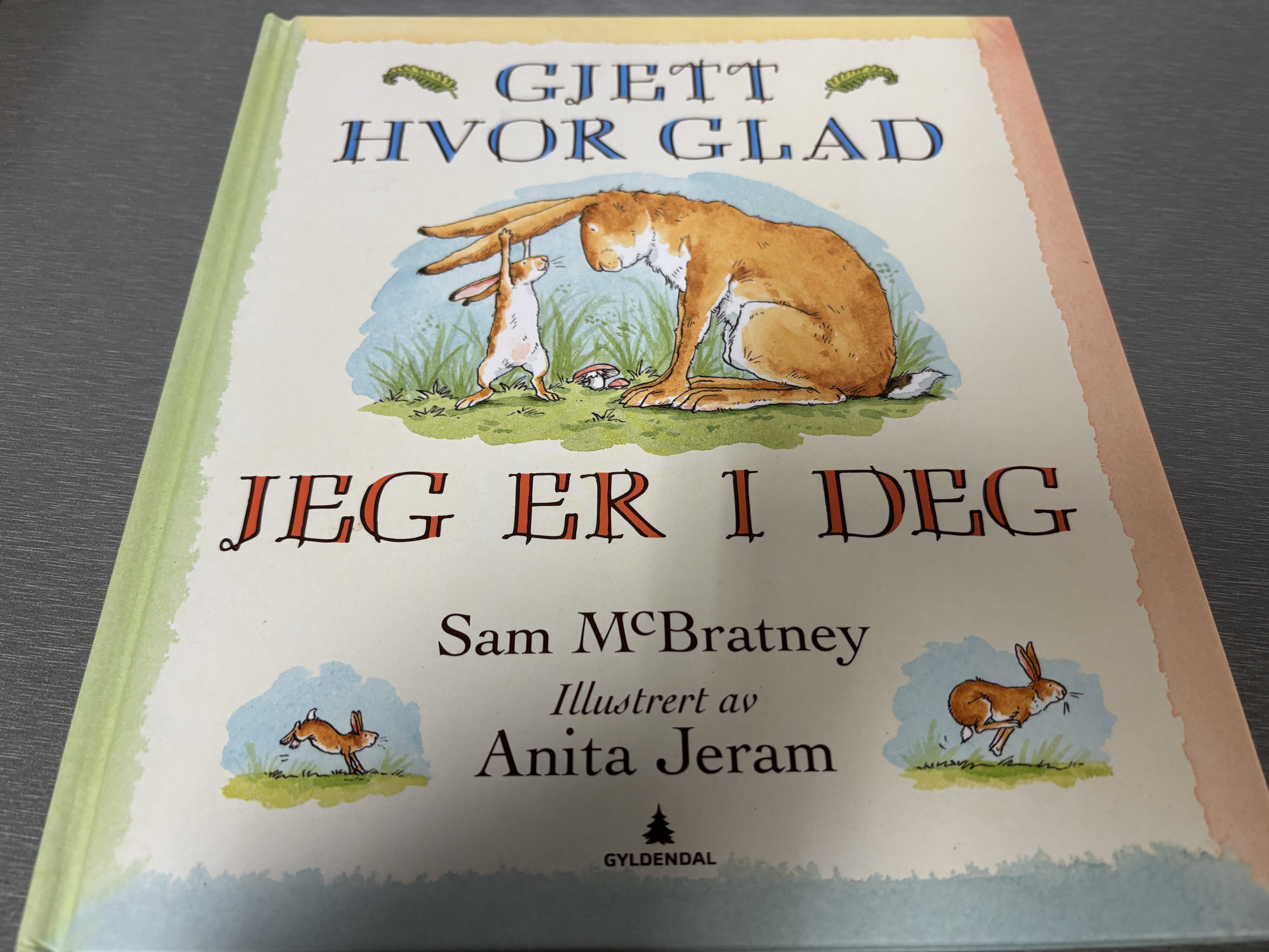 Sam McBratney. 1994. Gjett hvor glad jeg er i deg