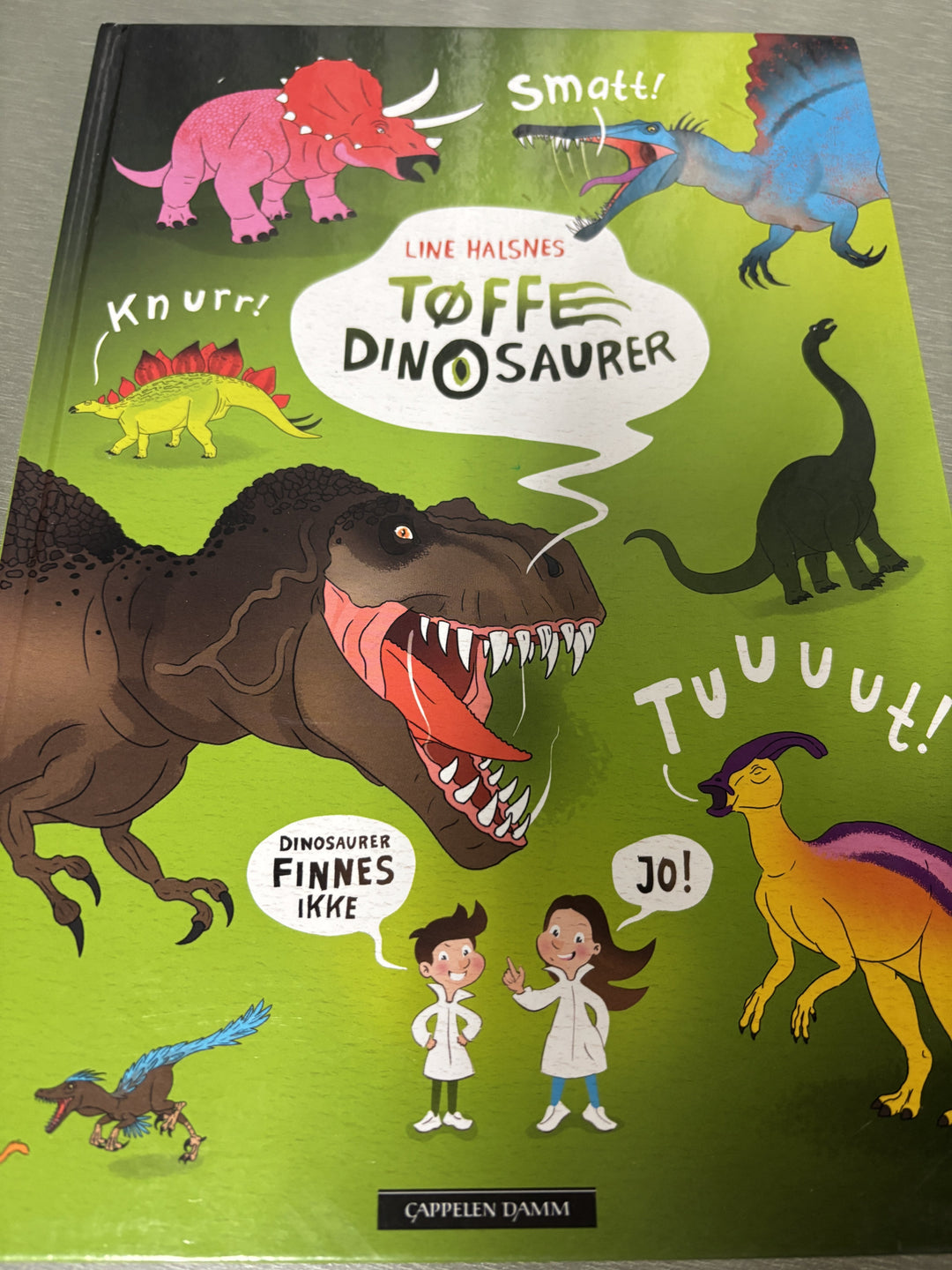 Line Halsnes. 2021. Tøffe dinosaurer
