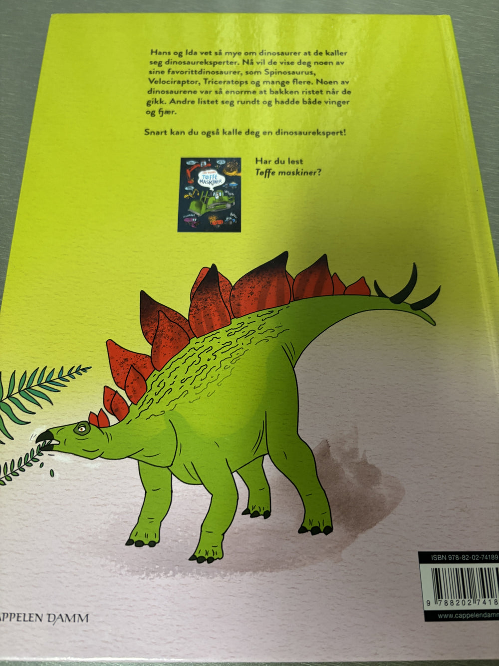 Line Halsnes. 2021. Tøffe dinosaurer