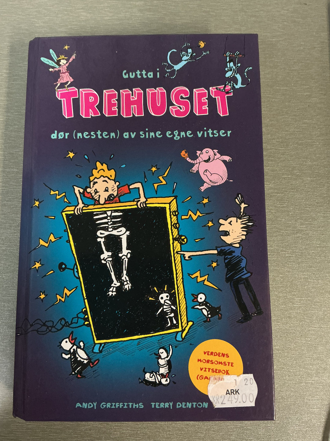 Andy Griffiths & Terry Denton. Gutta i trehuset dør (nesten) av sine egne vitser. Bok.