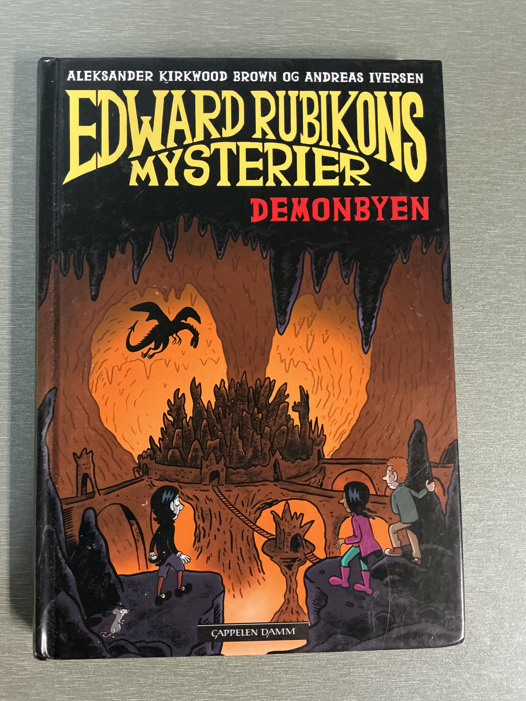Aleksander Kirkwood Brown & Andreas Iversen. Edward Rubikons mysterier: Demonbyen. Bok.