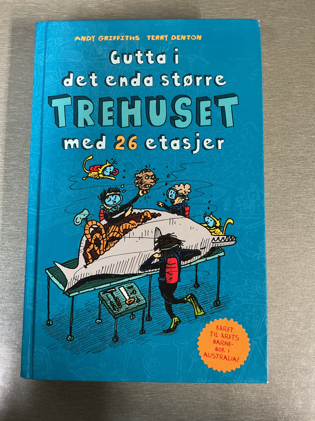 Andy Griffiths & Terry Denton. Gutta i det enda større trehuset med 26 etasjer. Bok.