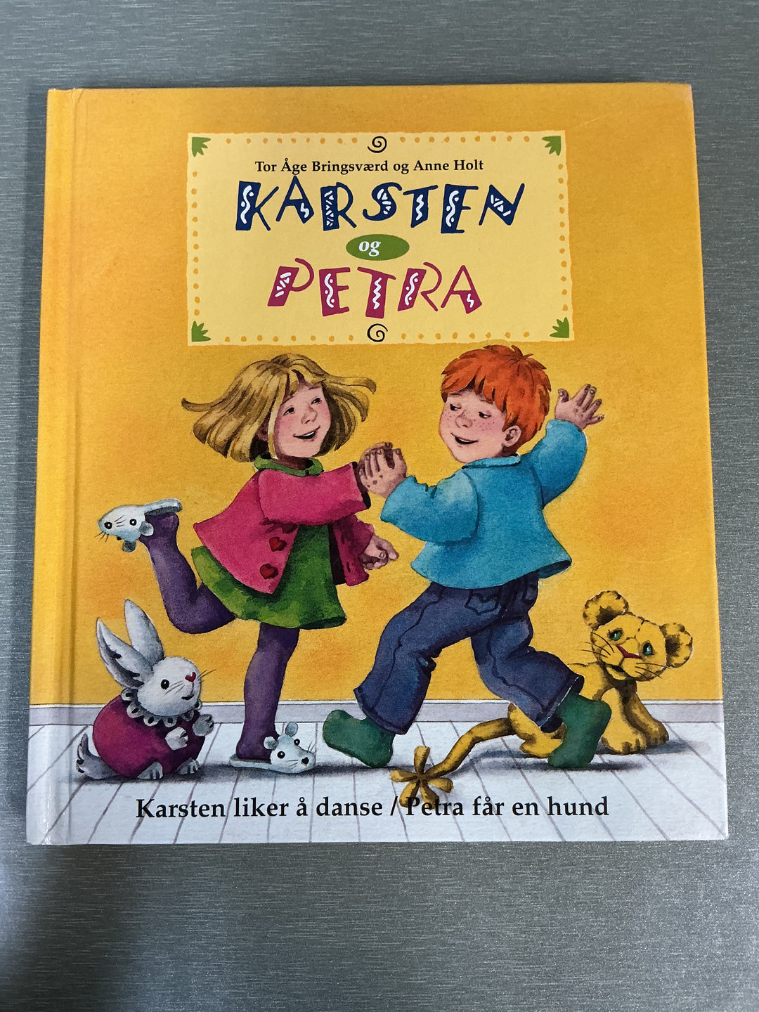 Tor Åge Bringsværd & Anne Holt. Karsten og Petra: Karsten liker å danse / Petra får en hund. Bok.