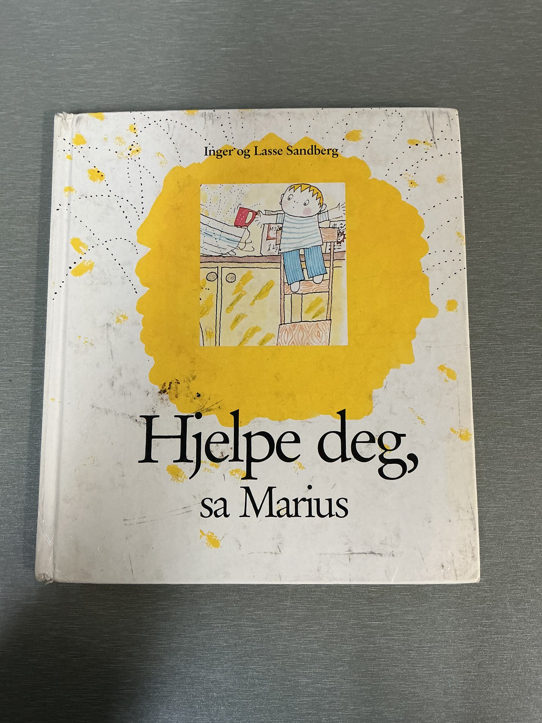 Inger og Lasse Sandberg. Hjelpe deg, sa Marius. Bok.