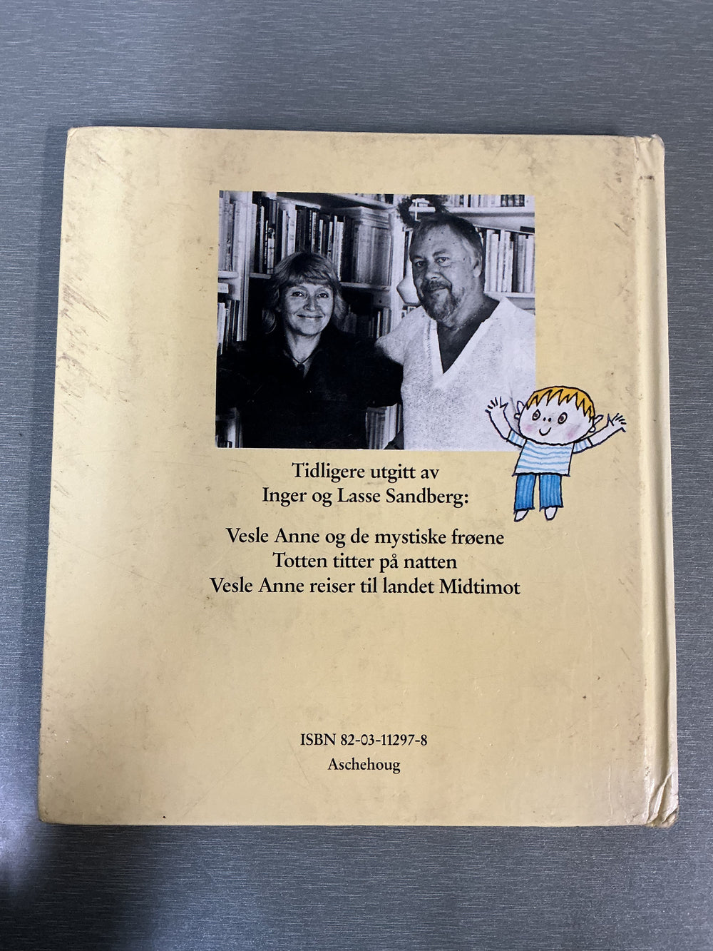 Inger og Lasse Sandberg. Hjelpe deg, sa Marius. Bok.