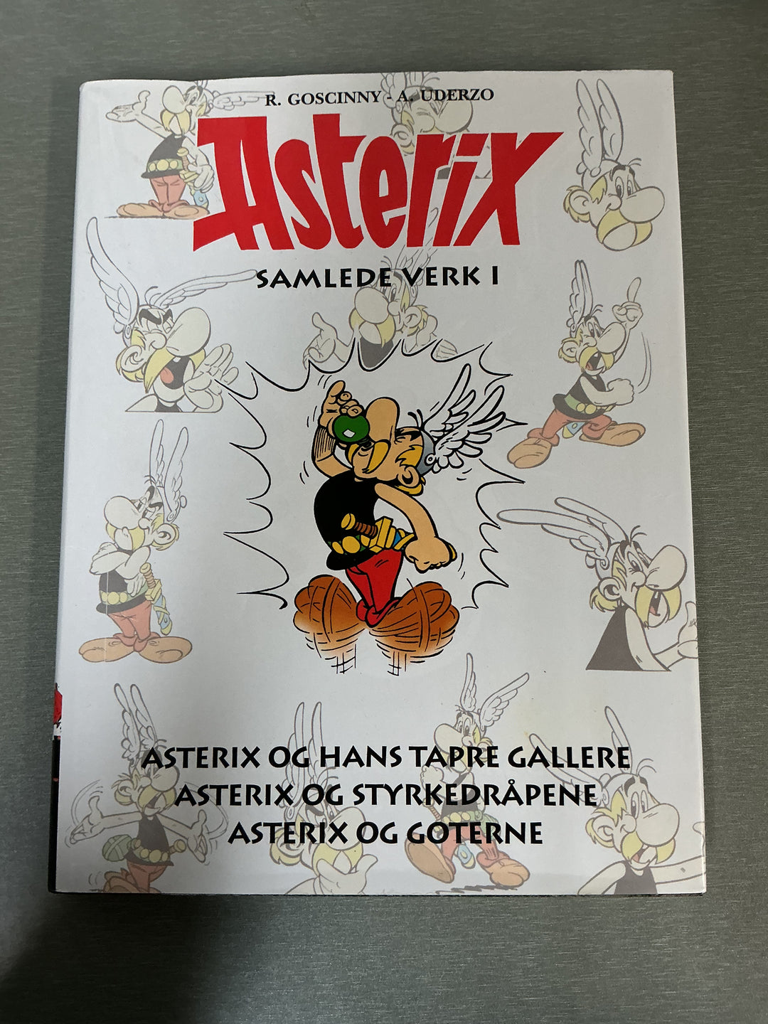R. Goscinny og A. Uderzo. Asterix Samlede verk I. Bok.