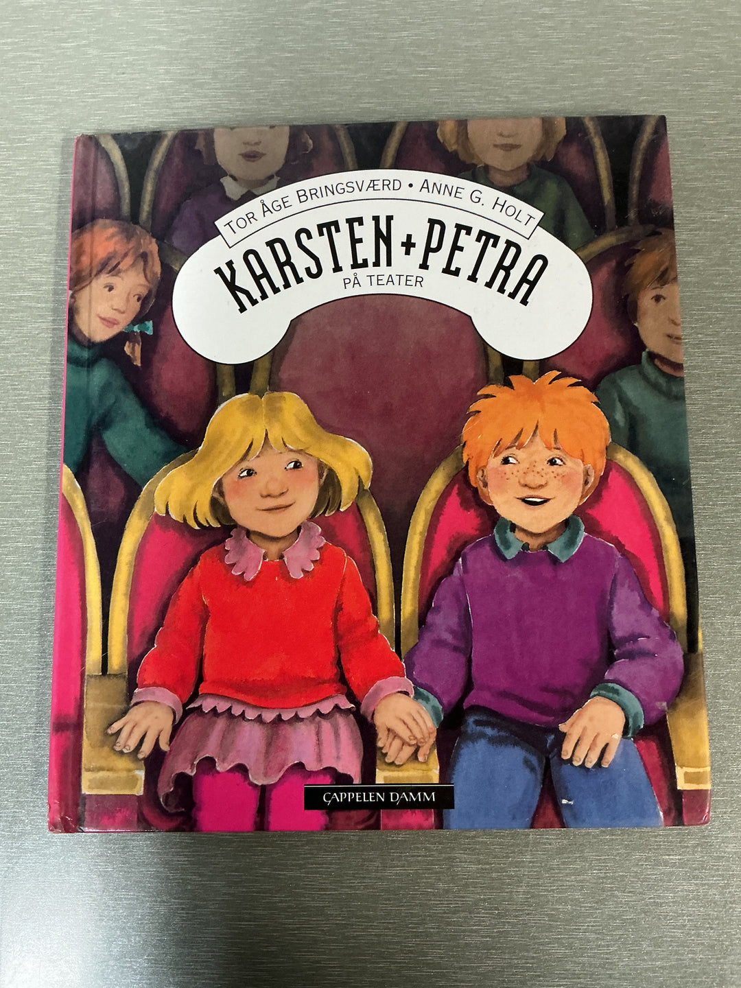 Tor Åge Bringsværd & Anne G. Holt. Karsten + Petra på teater. Bok.