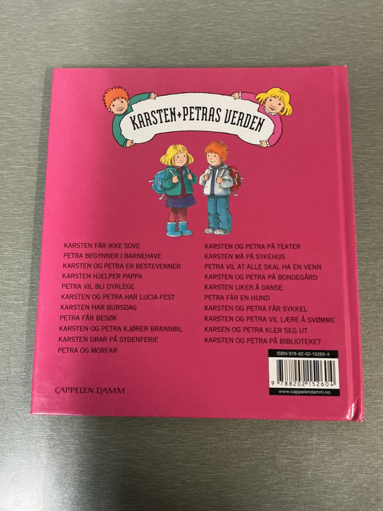 Tor Åge Bringsværd & Anne G. Holt. Karsten + Petra på teater. Bok.