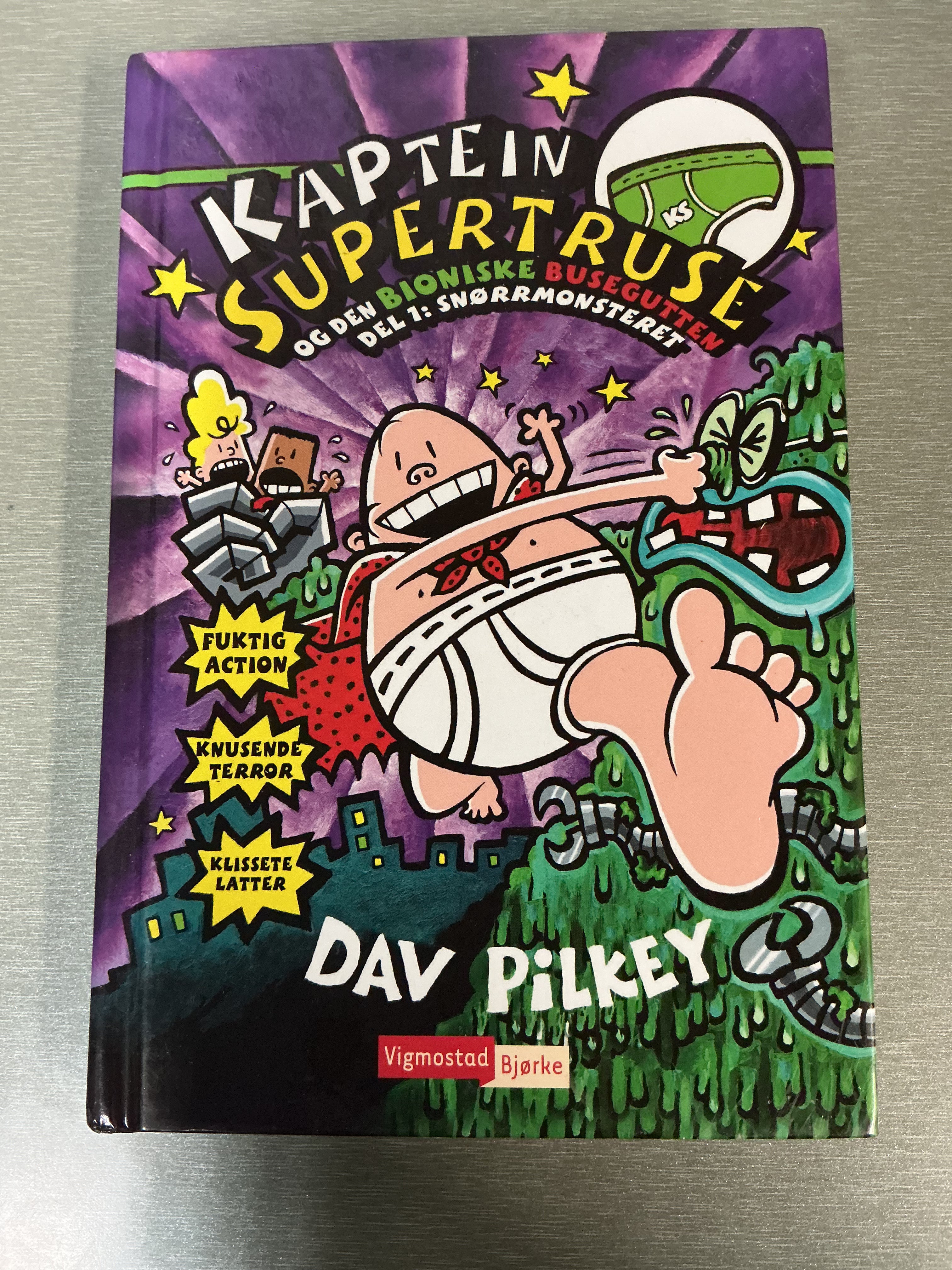 Dav Pilkey. Kaptein Supertruse og den bioniske busegutten del 1: Snørrmonsteret. Bok.