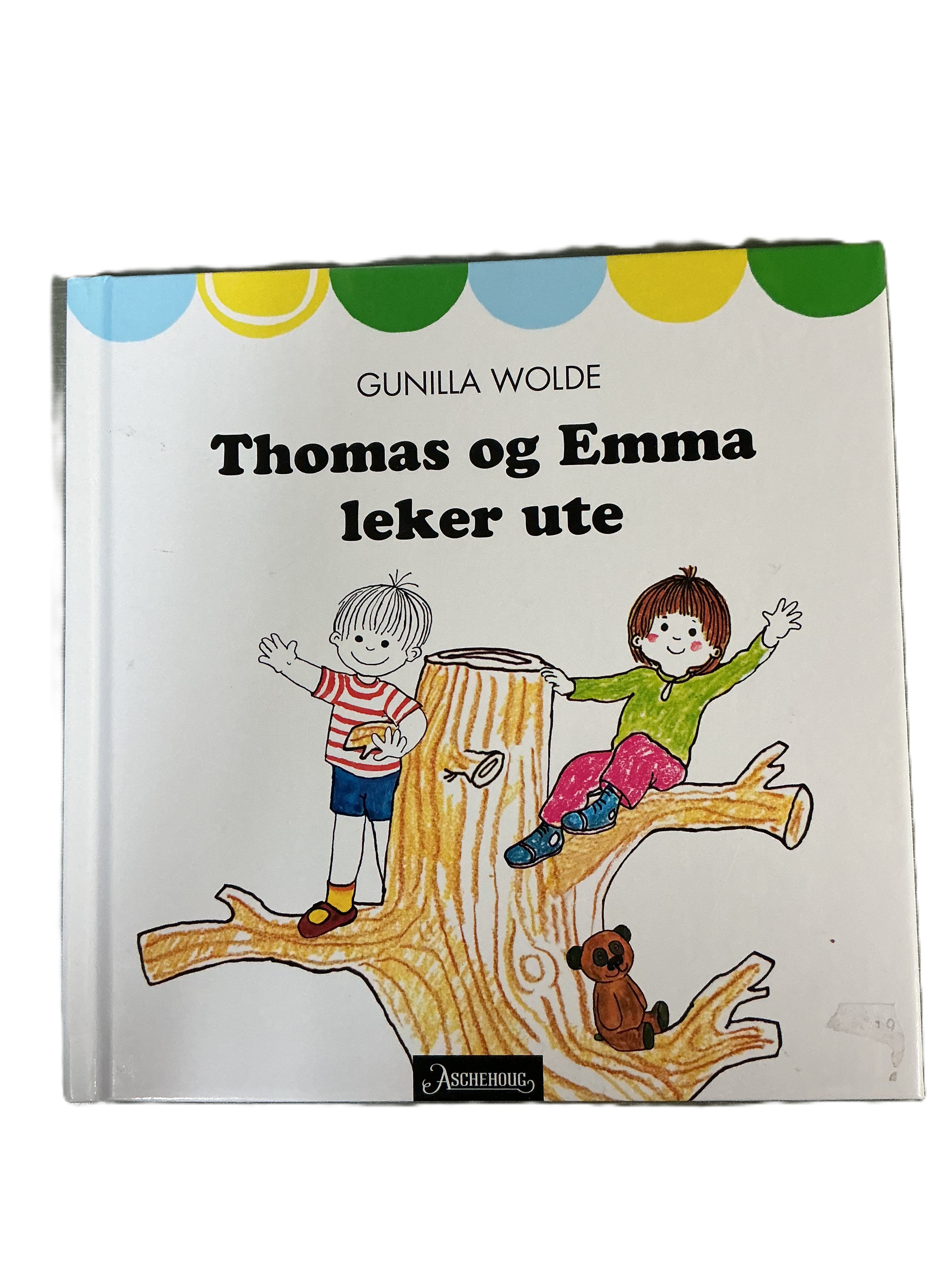 Gunilla Wolde. 1985. Thomas og Emma leker ute. Bok.